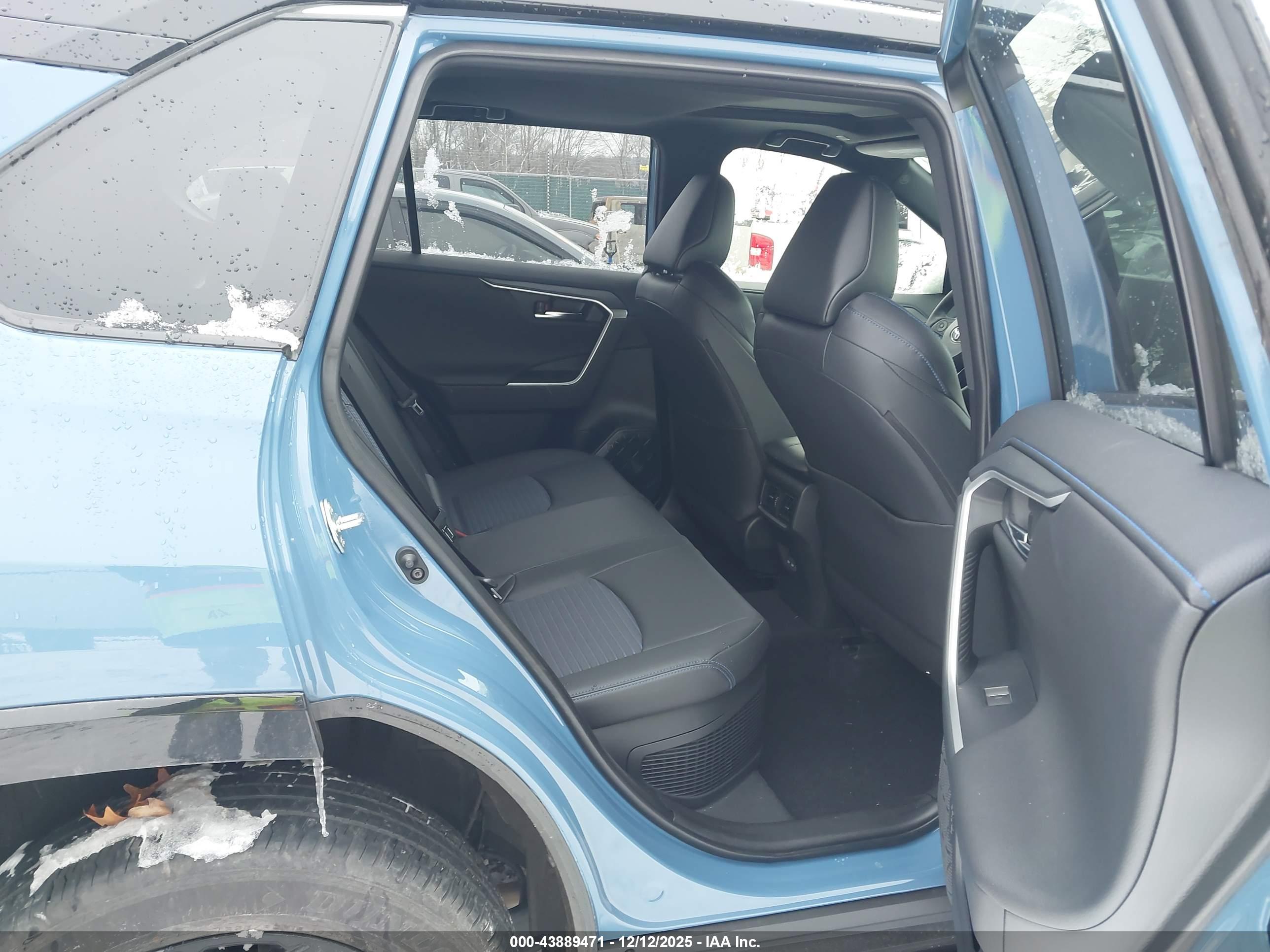 TOYOTA RAV4 image 8