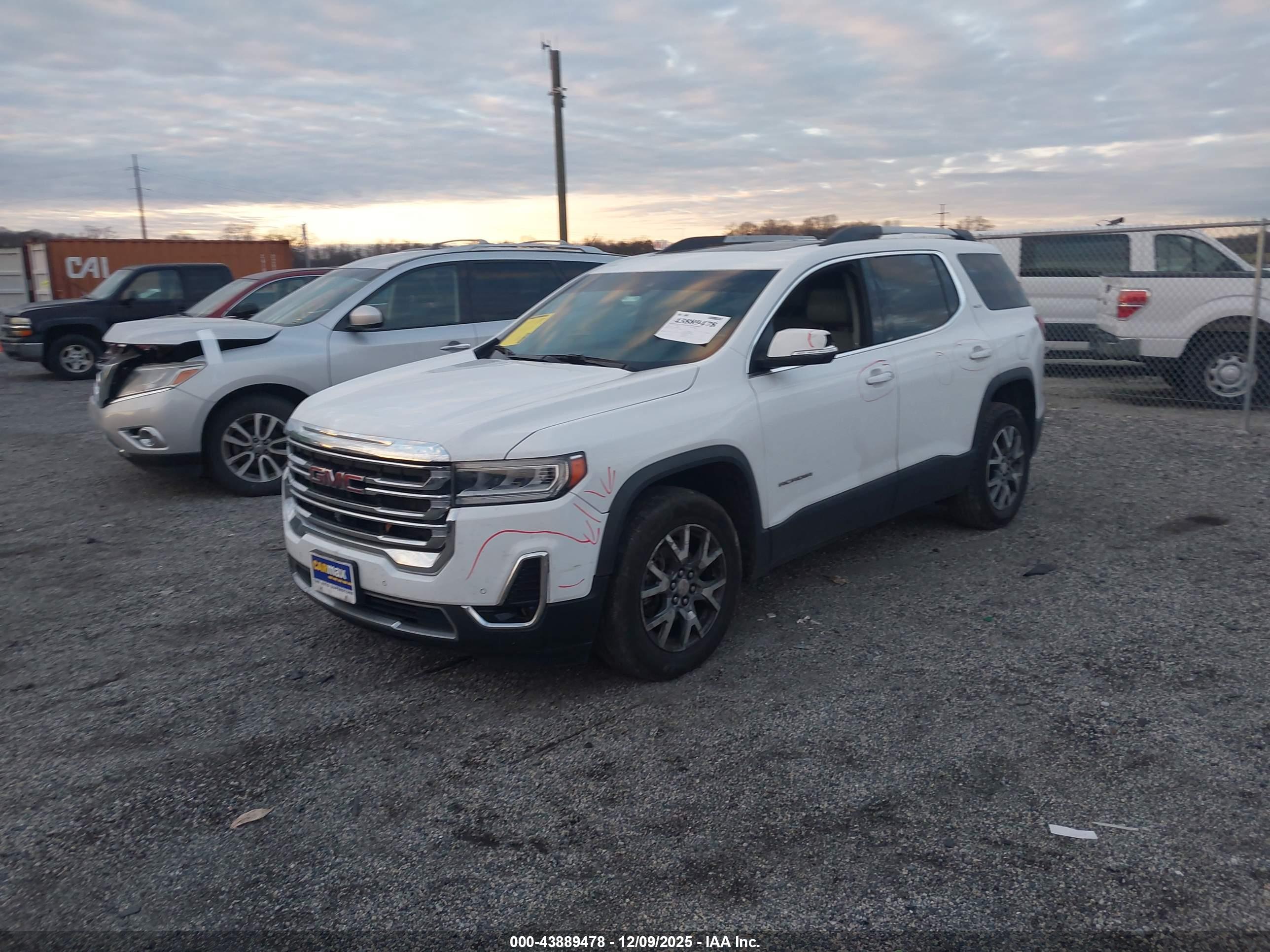 GMC ACADIA image 2