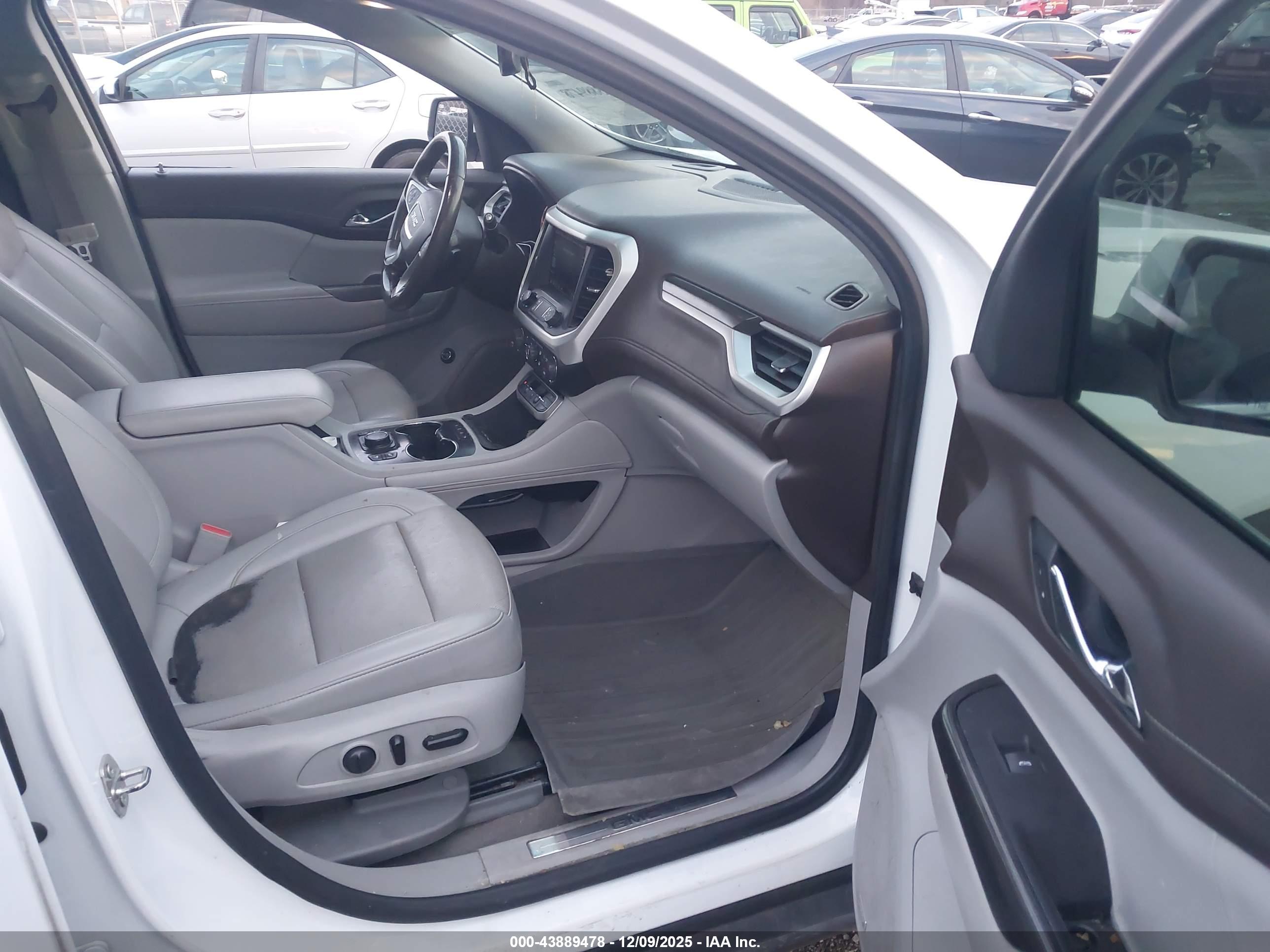 GMC ACADIA image 5