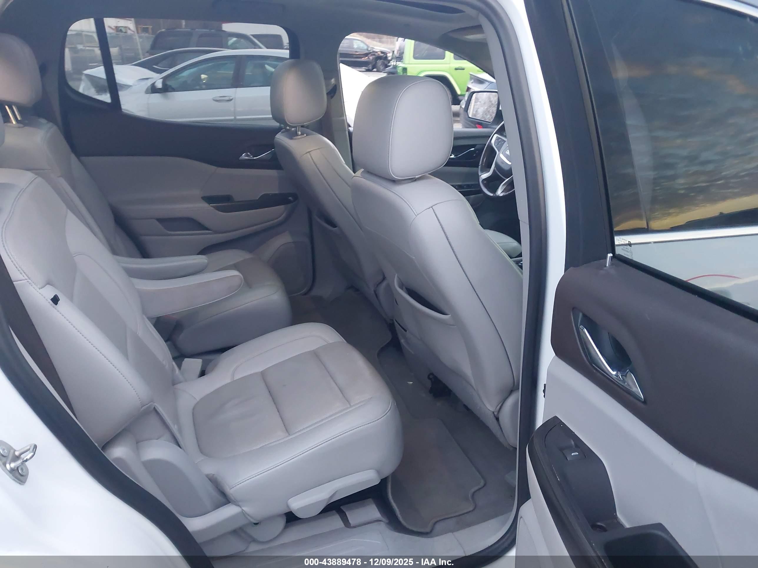 GMC ACADIA image 8