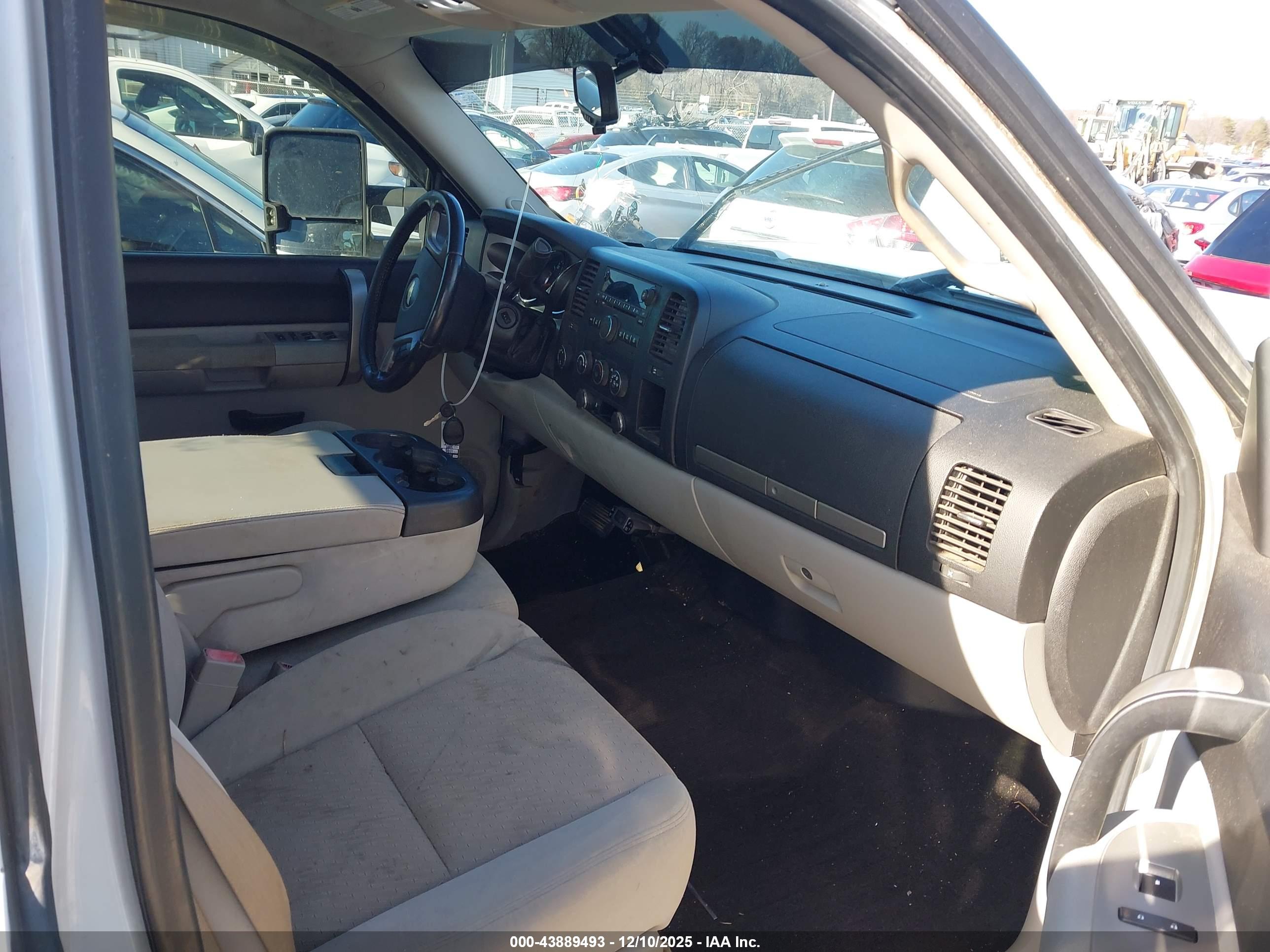 CHEVROLET SILVERADO image 5