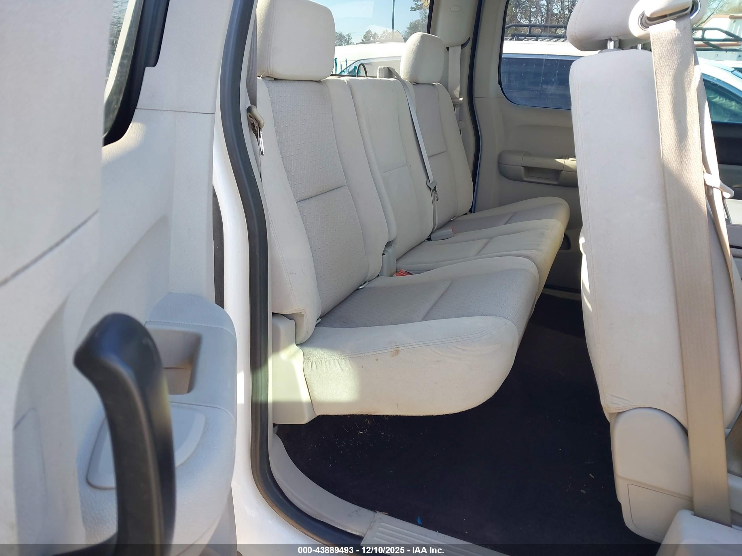 CHEVROLET SILVERADO image 8