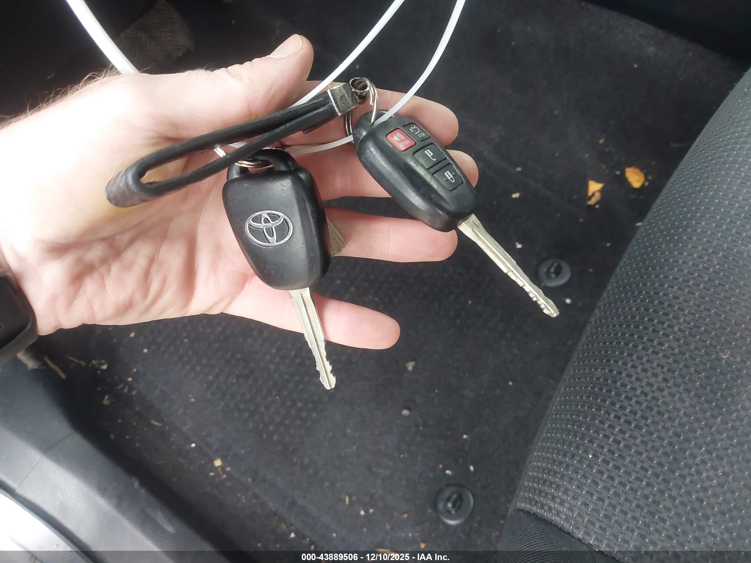 TOYOTA RAV4 image 11