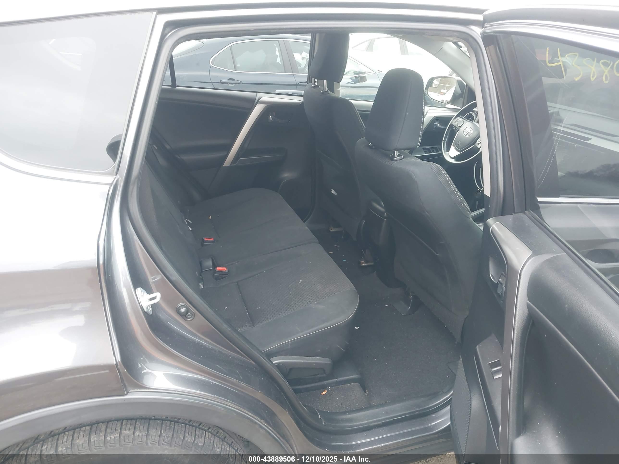TOYOTA RAV4 image 8