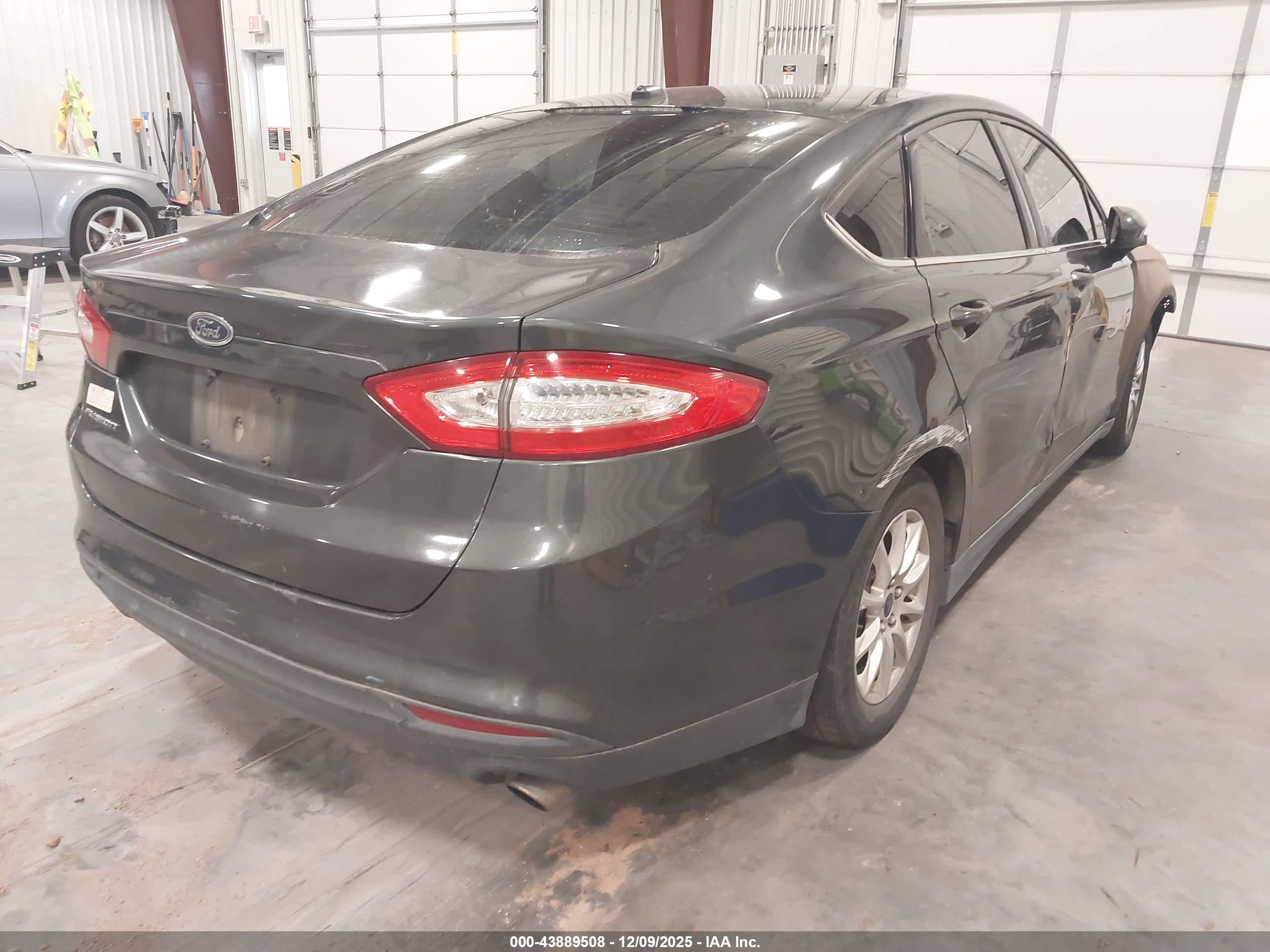 FORD FUSION image 4