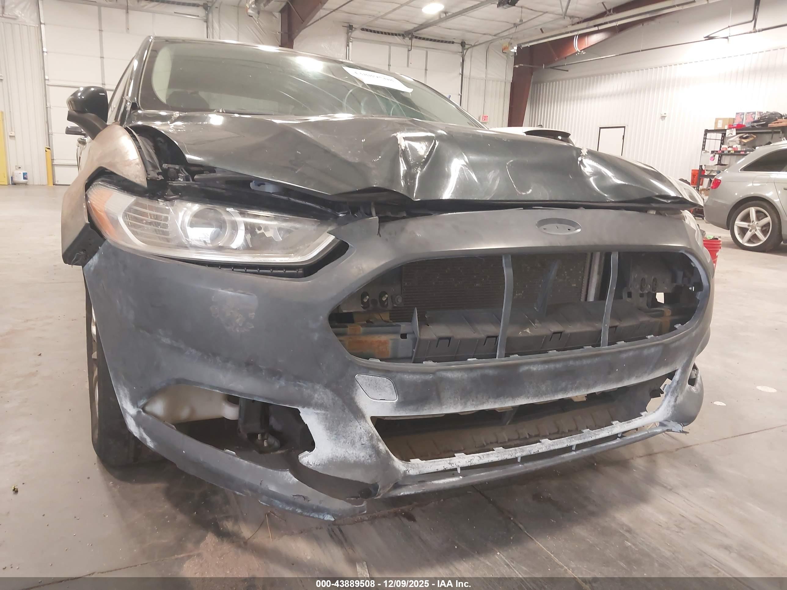 FORD FUSION image 6