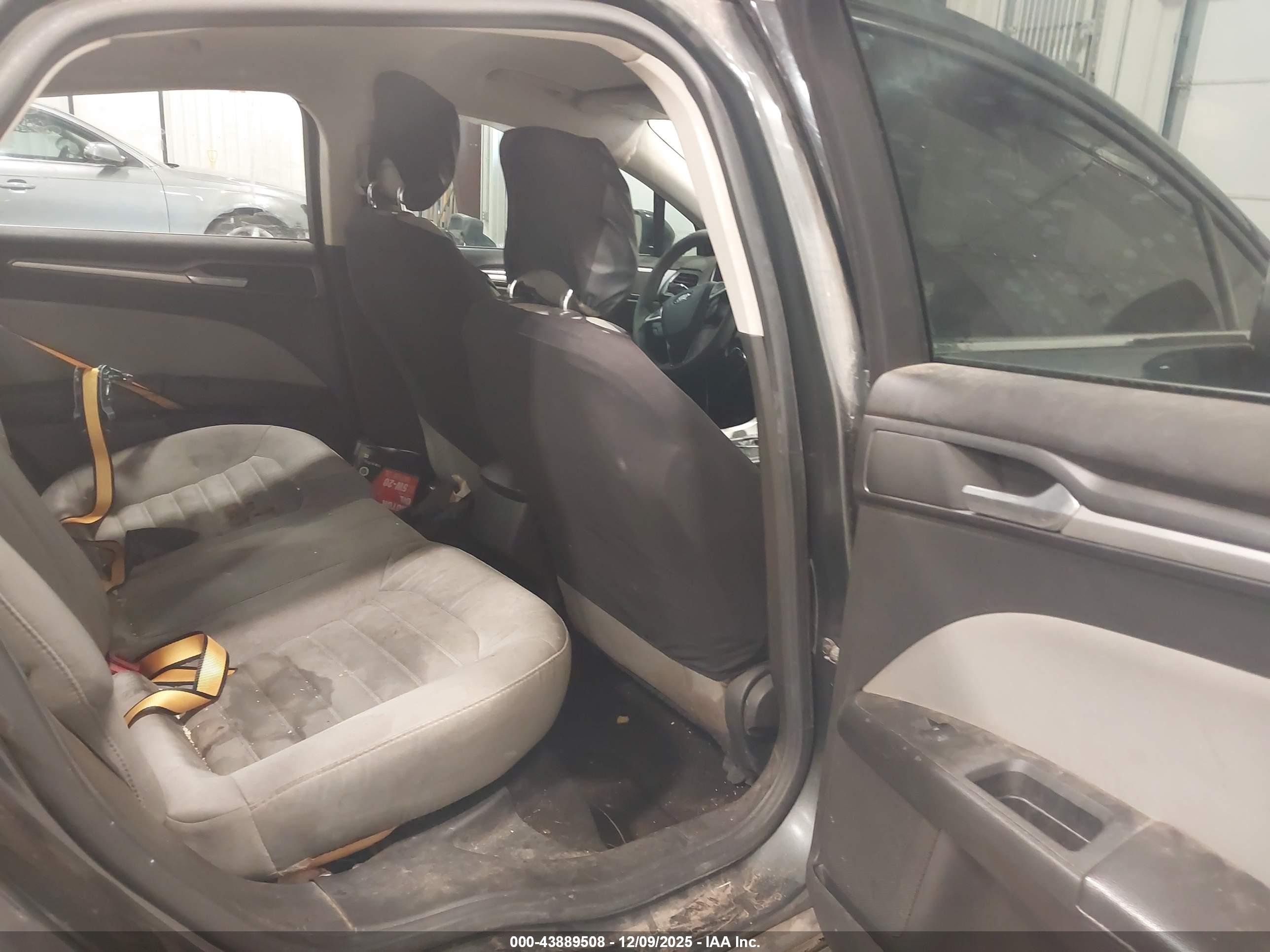 FORD FUSION image 8