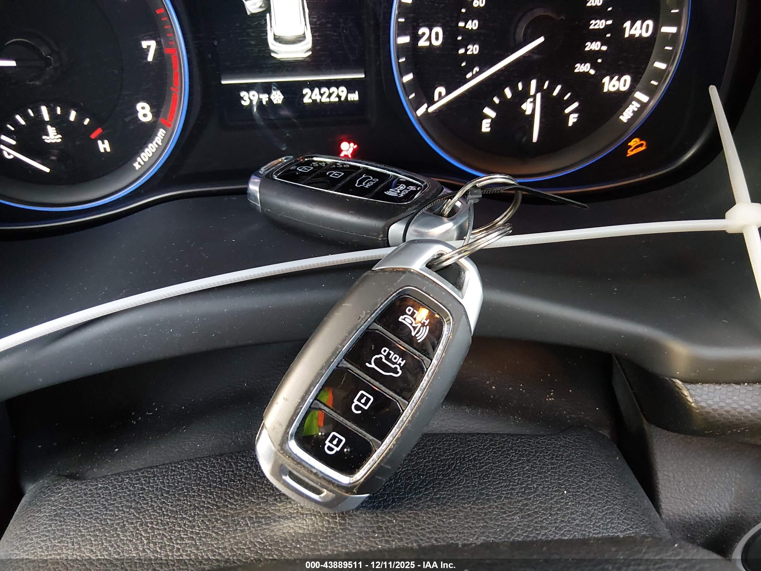 HYUNDAI KONA image 11