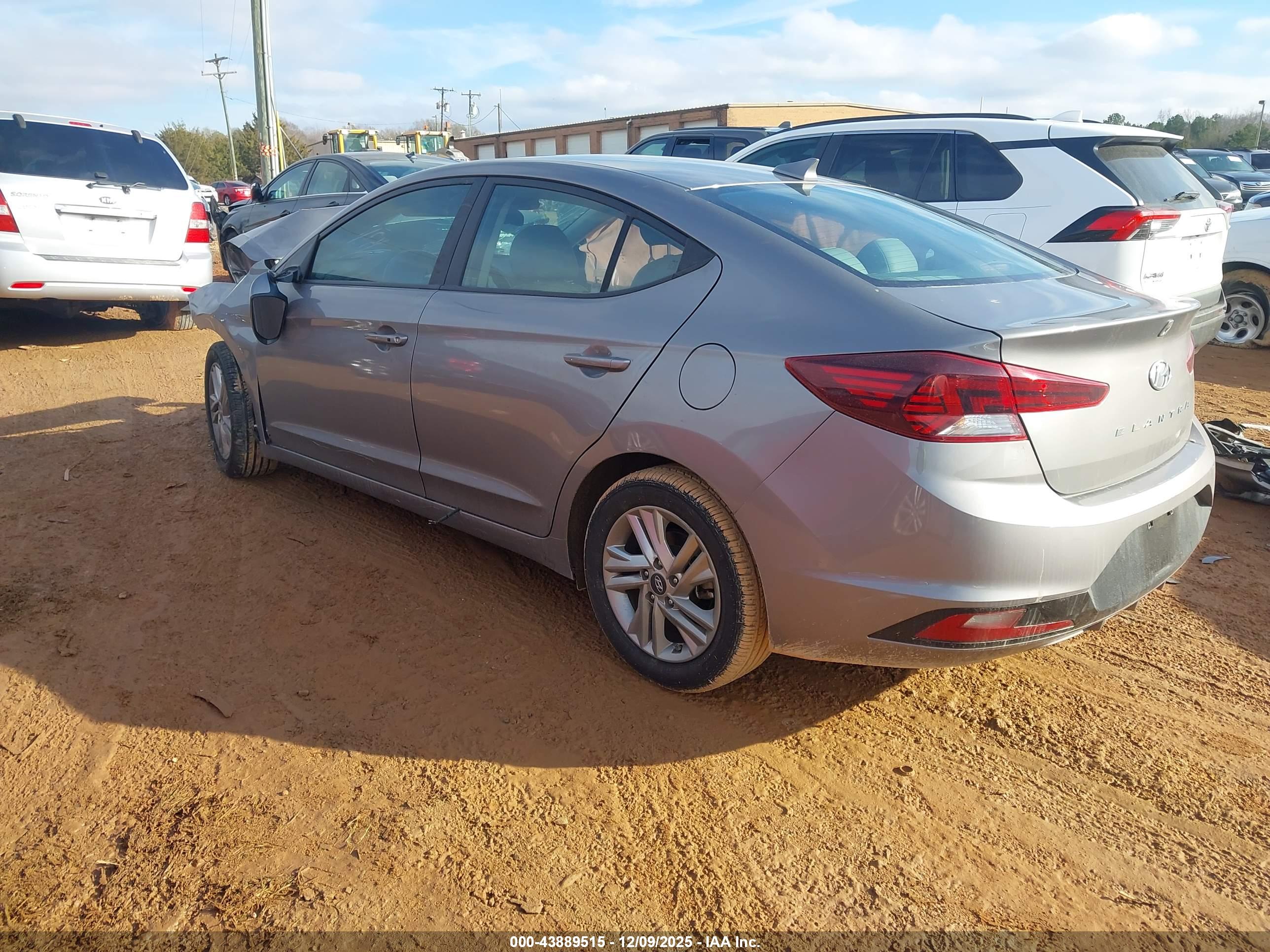 HYUNDAI ELANTRA image 3
