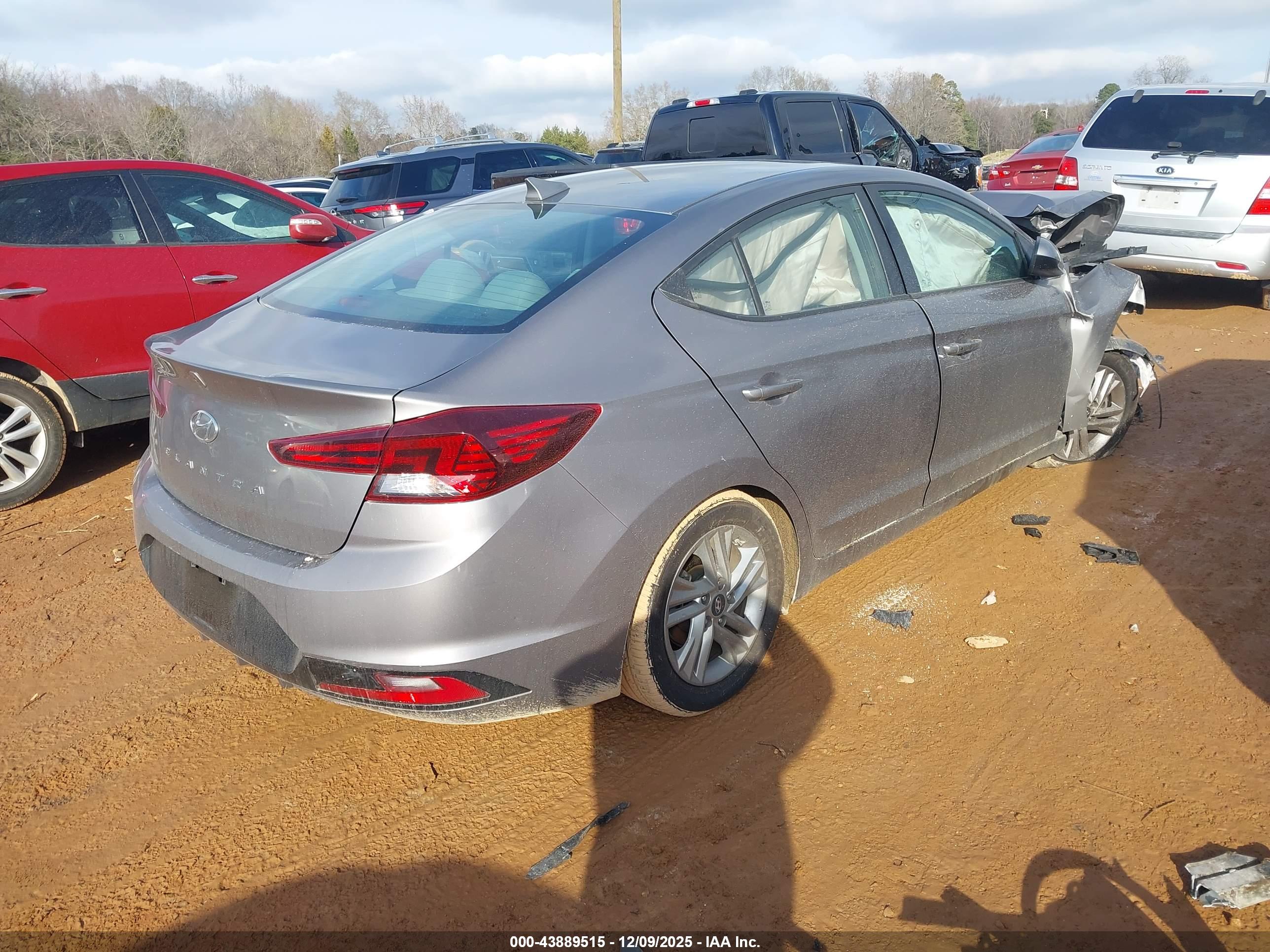 HYUNDAI ELANTRA image 4