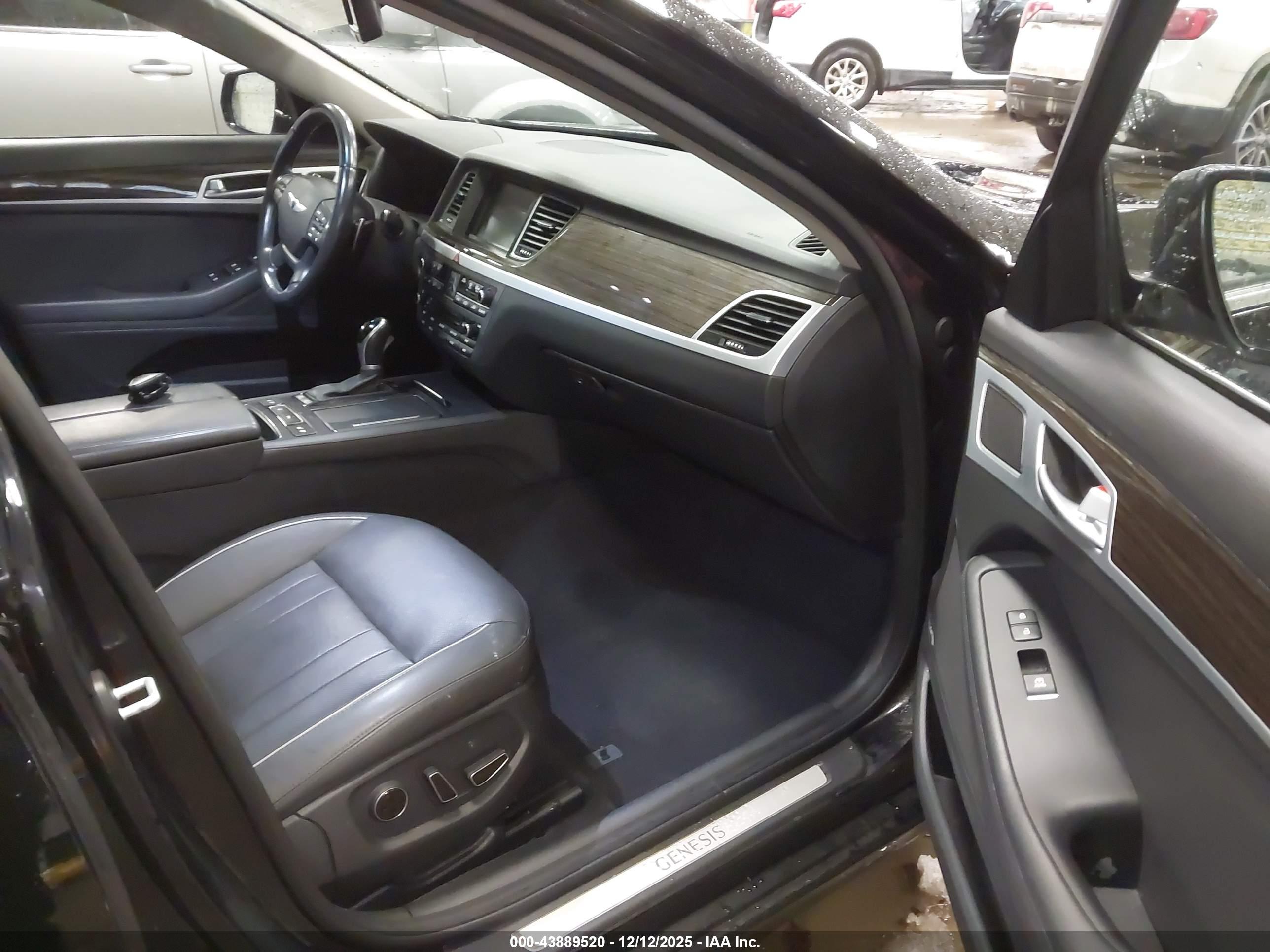 HYUNDAI GENESIS image 5