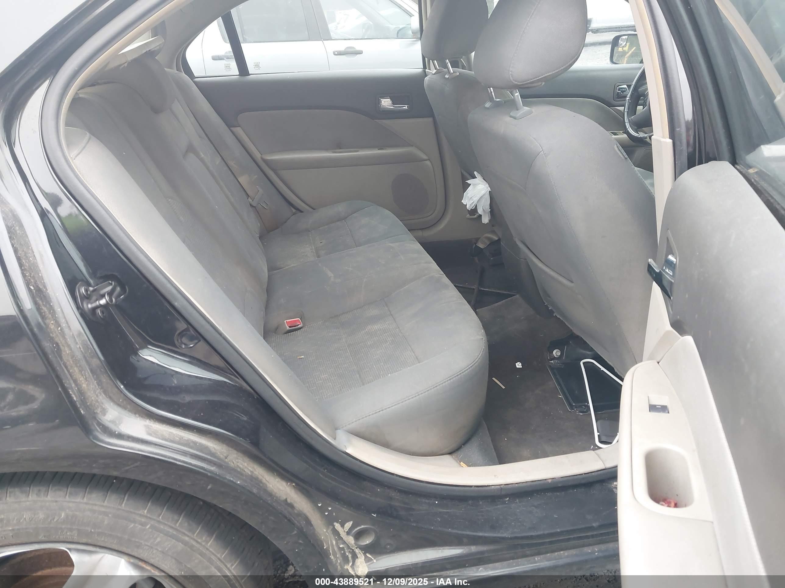 FORD FUSION image 8