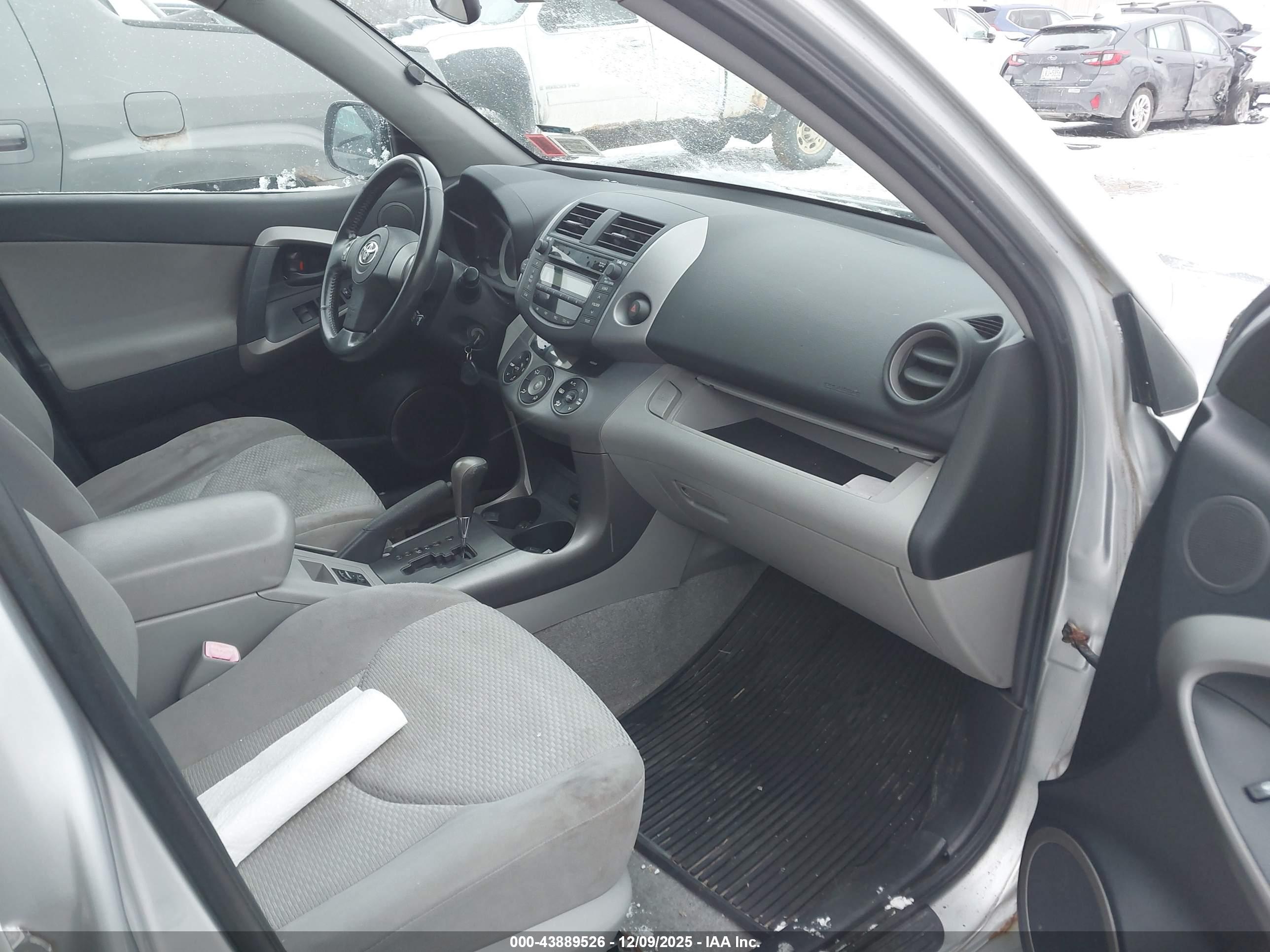 TOYOTA RAV4 image 5