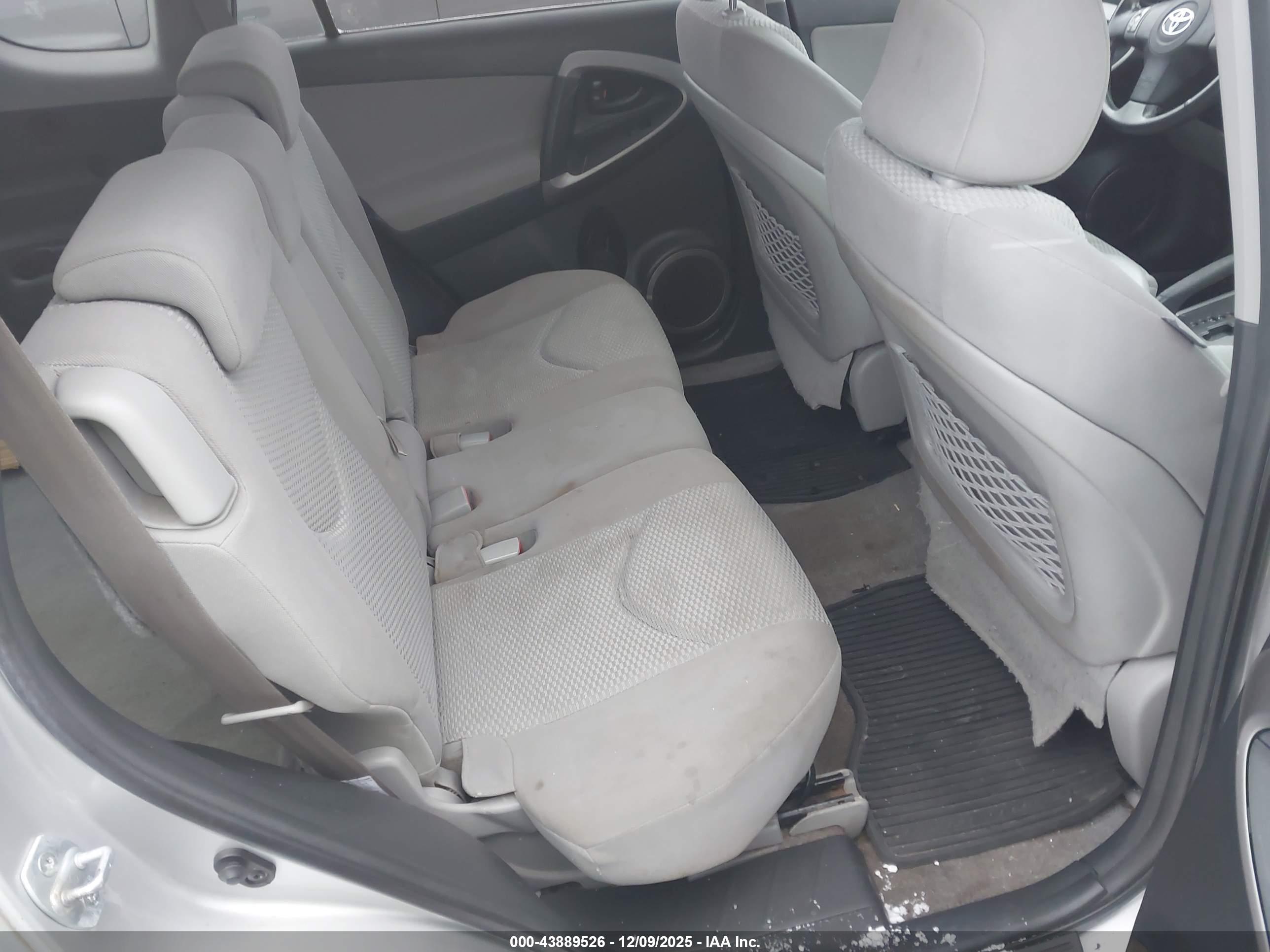 TOYOTA RAV4 image 8