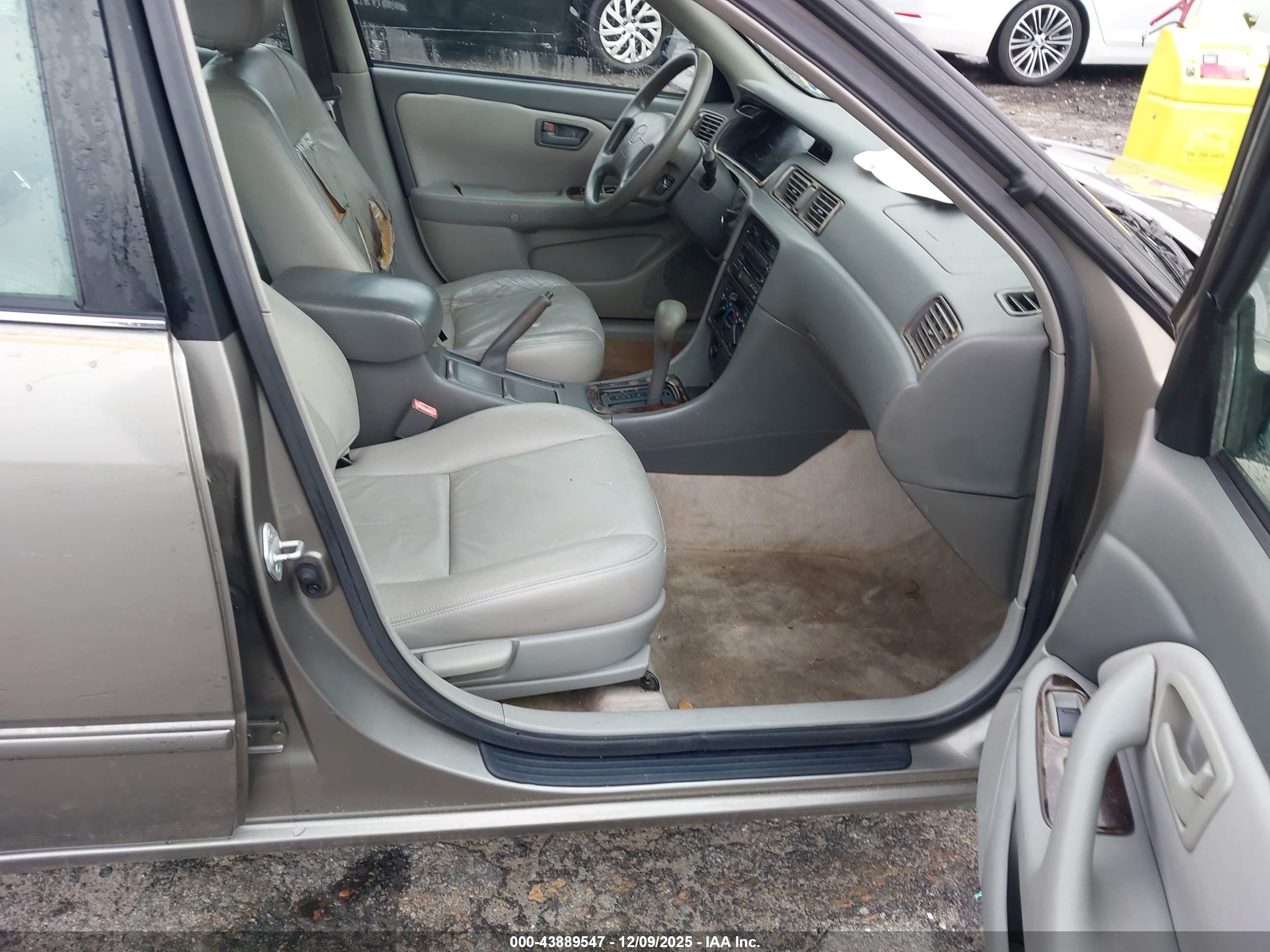 TOYOTA CAMRY image 5