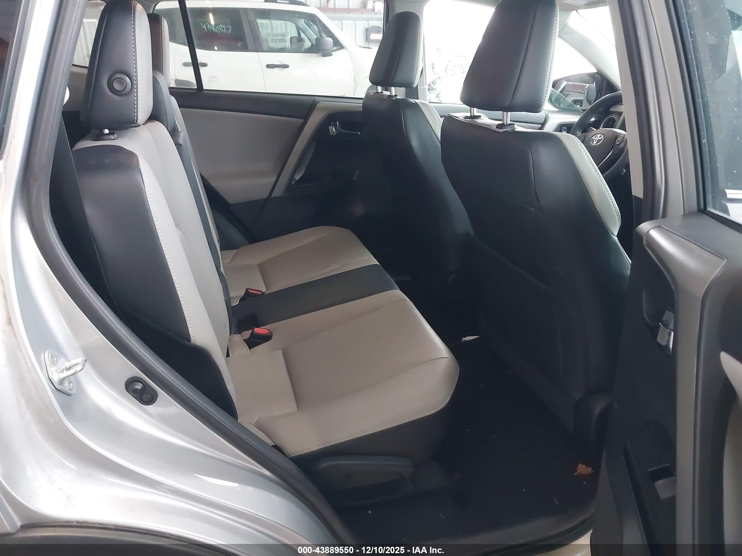 TOYOTA RAV4 image 8