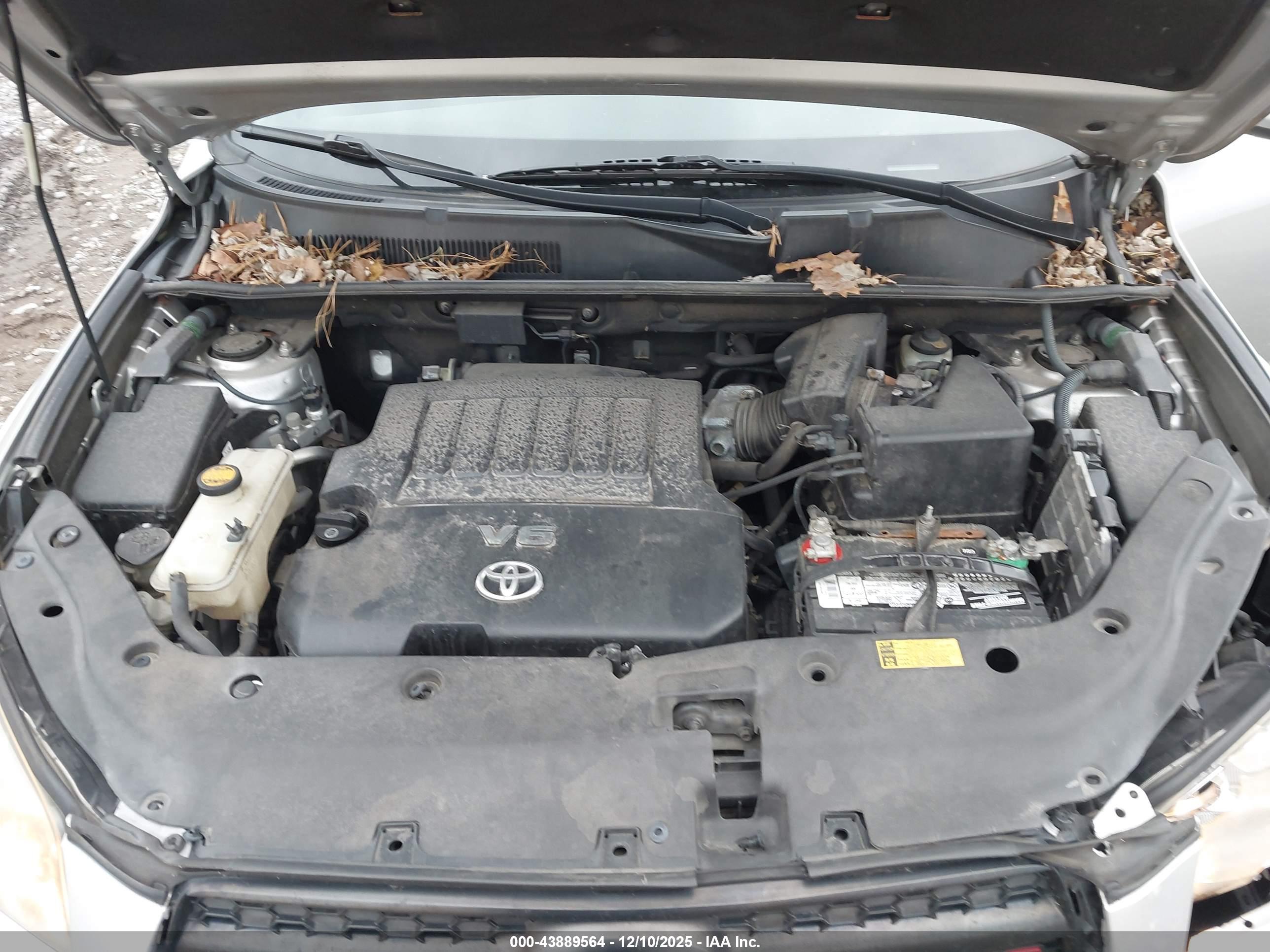 TOYOTA RAV4 image 10