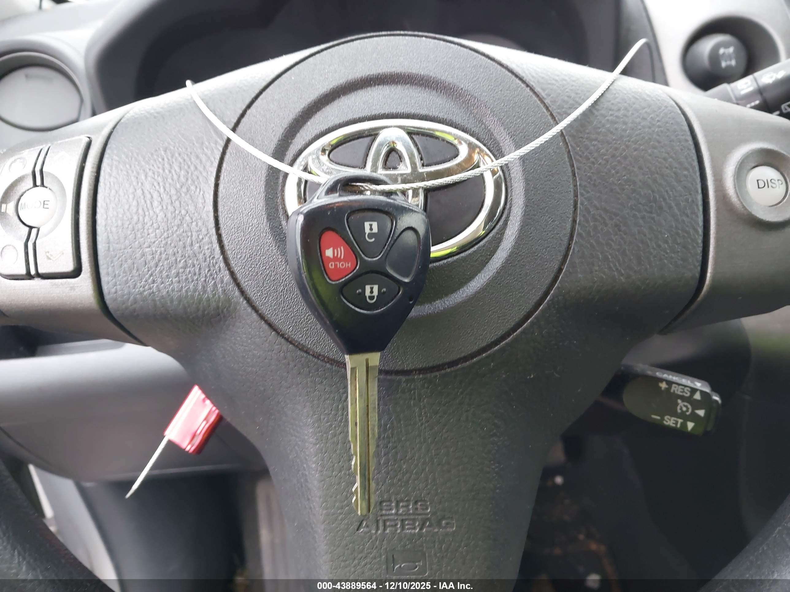 TOYOTA RAV4 image 11