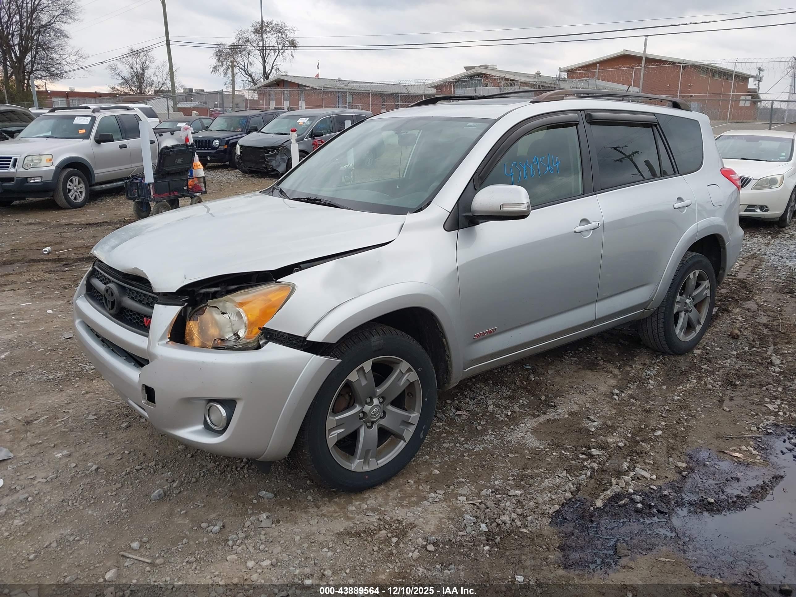 TOYOTA RAV4 image 2