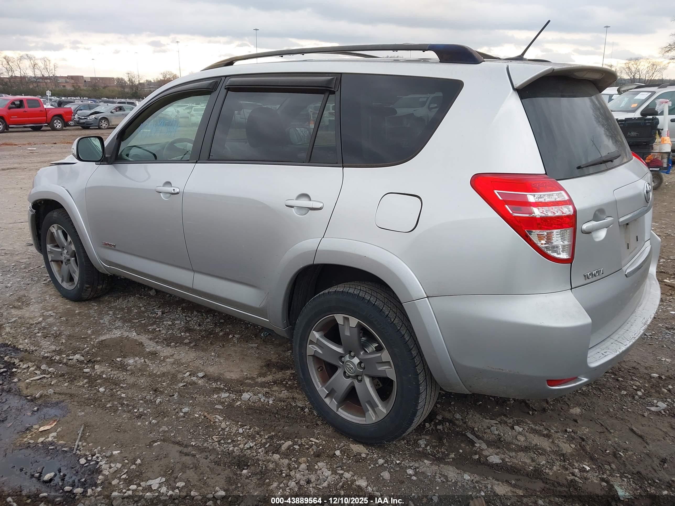 TOYOTA RAV4 image 3