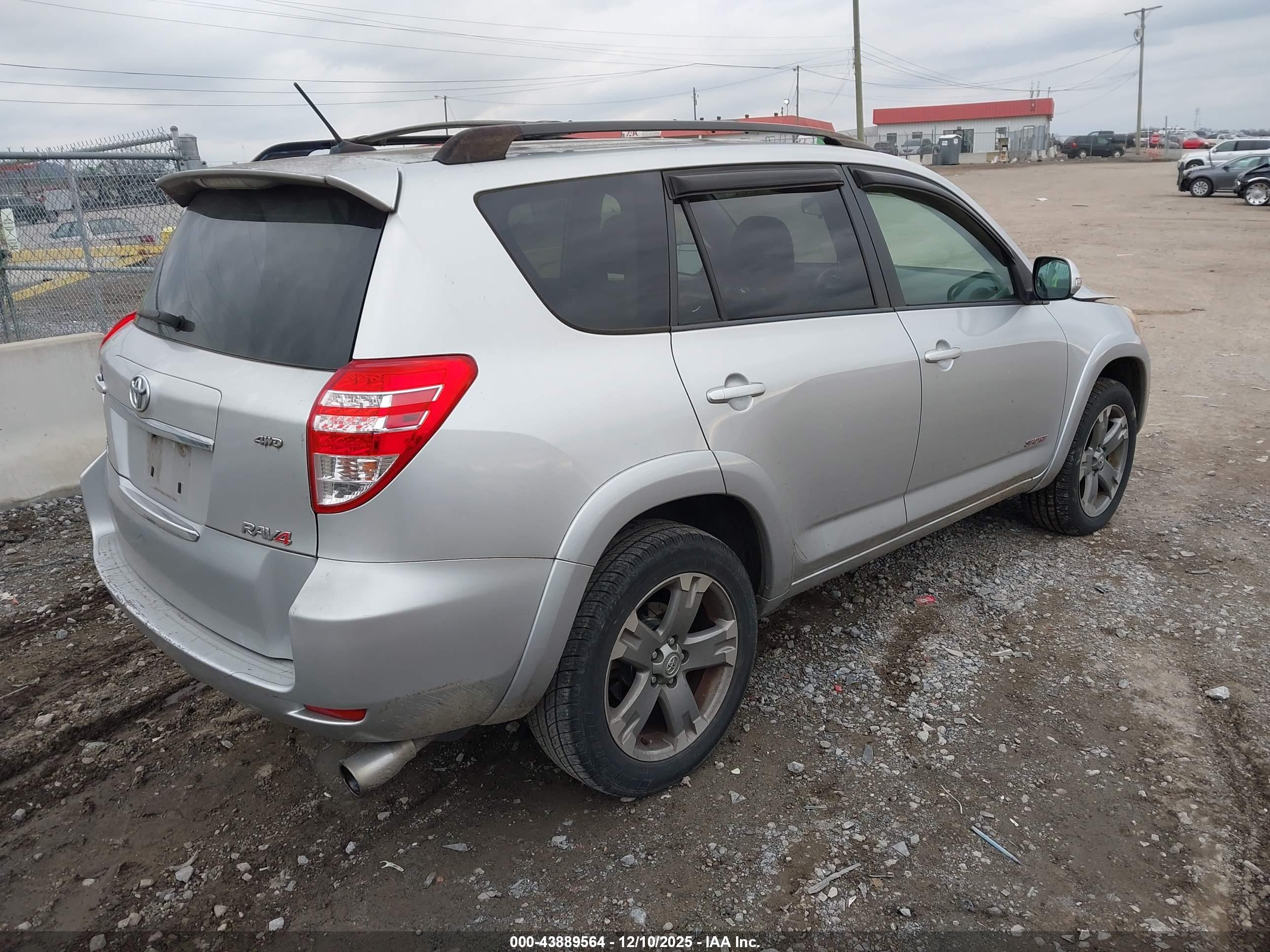 TOYOTA RAV4 image 4