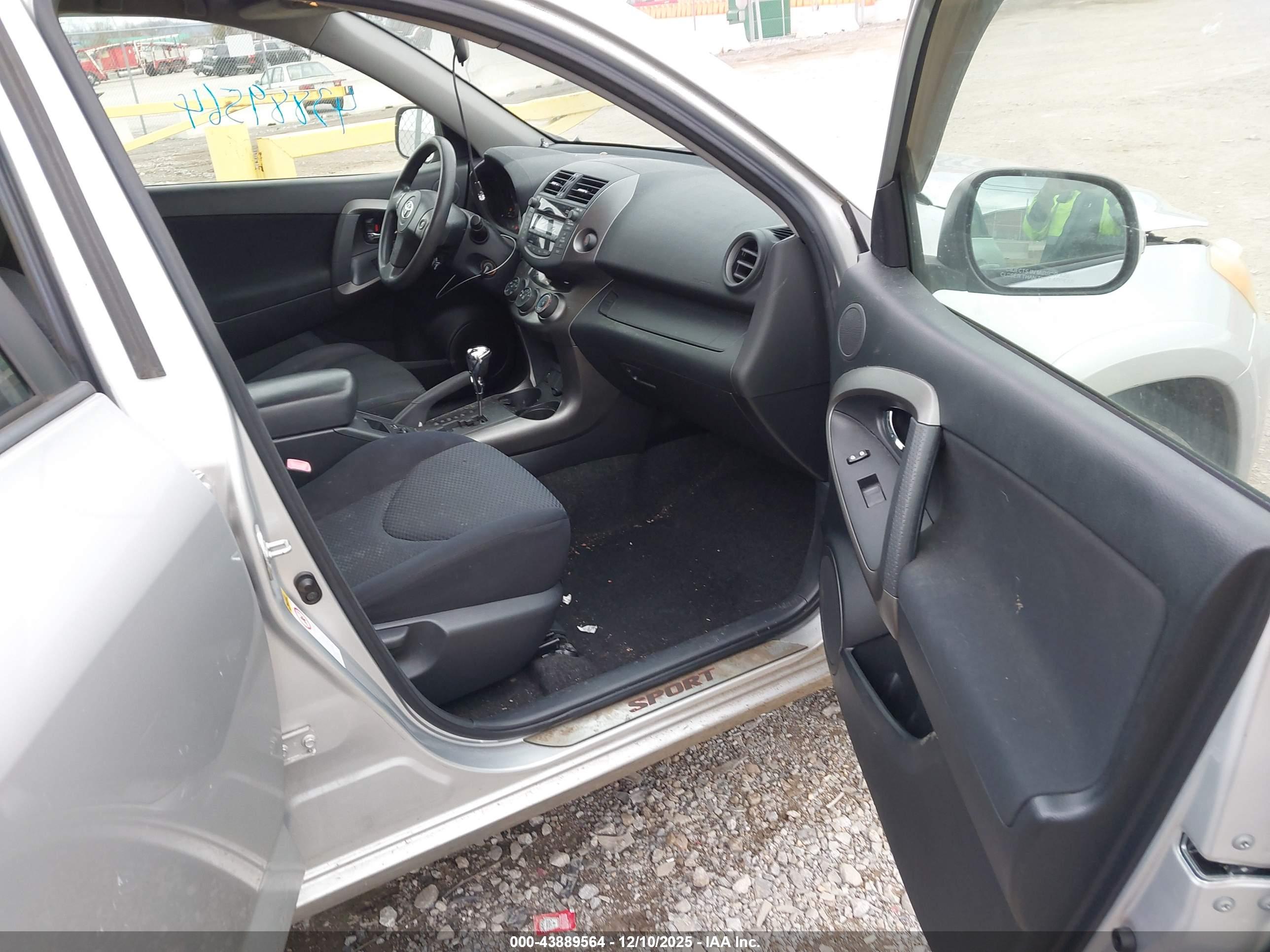 TOYOTA RAV4 image 5