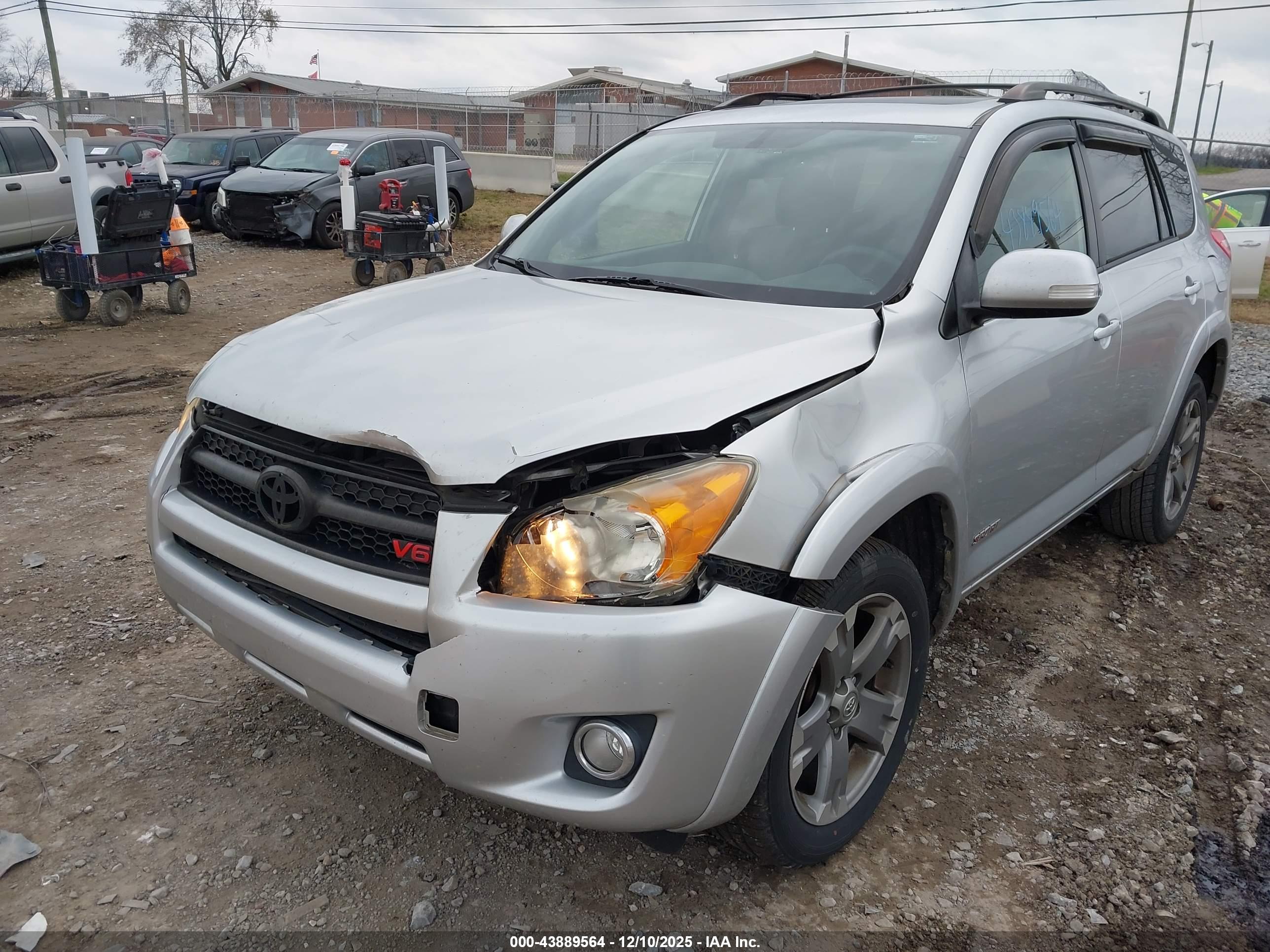 TOYOTA RAV4 image 6