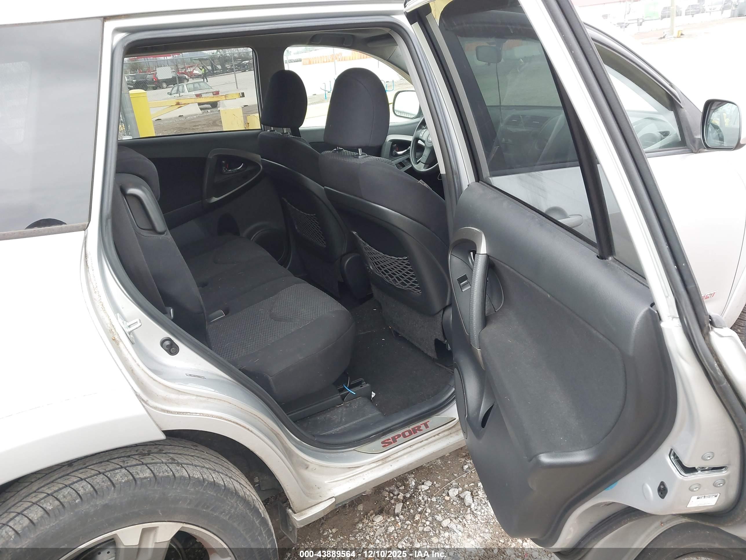 TOYOTA RAV4 image 8