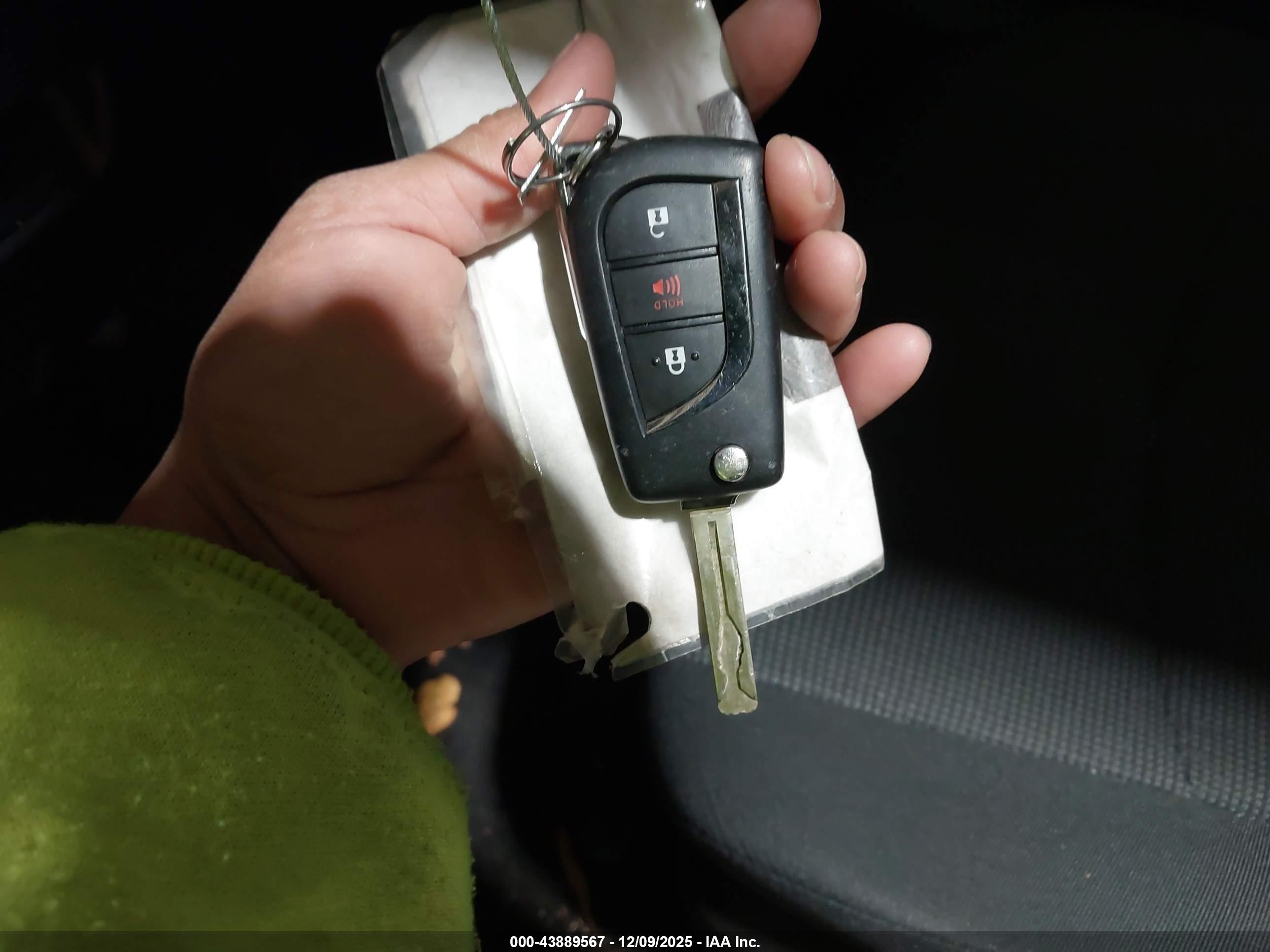 TOYOTA RAV4 image 11