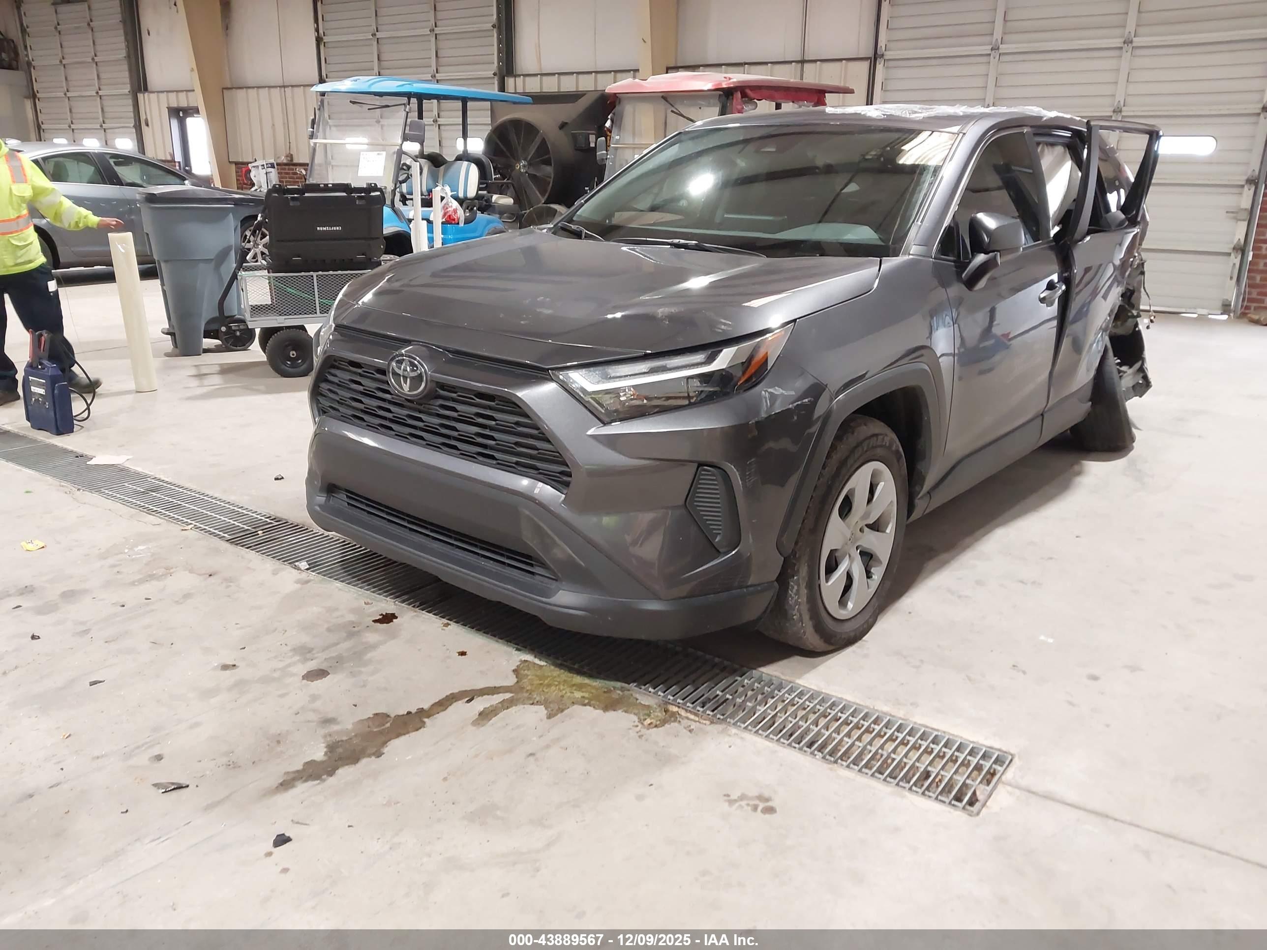 TOYOTA RAV4 image 2