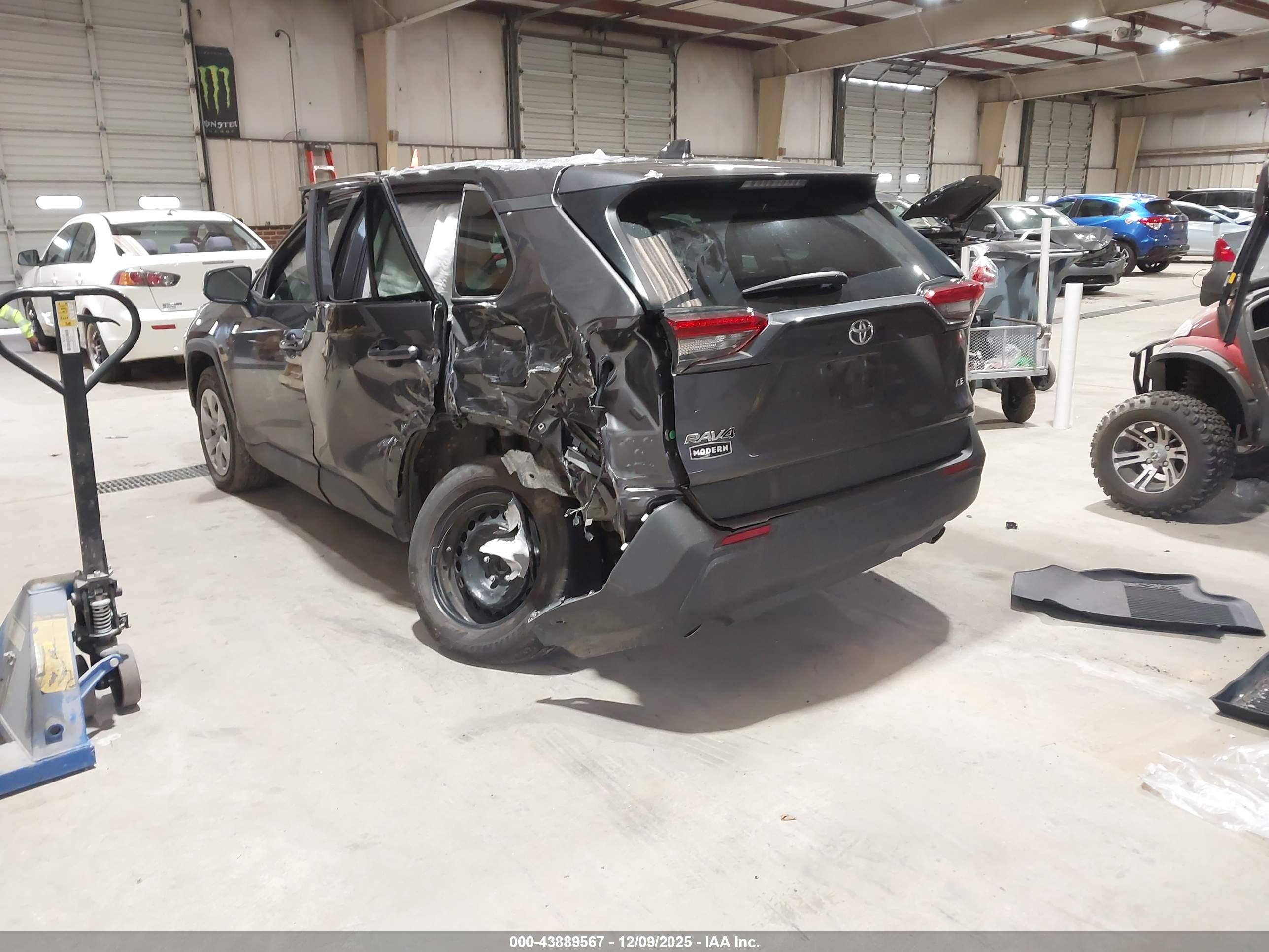 TOYOTA RAV4 image 3