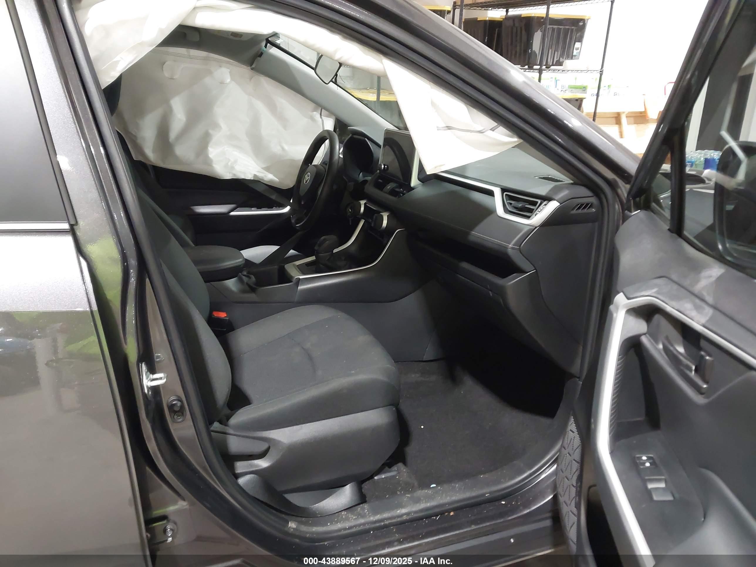 TOYOTA RAV4 image 5