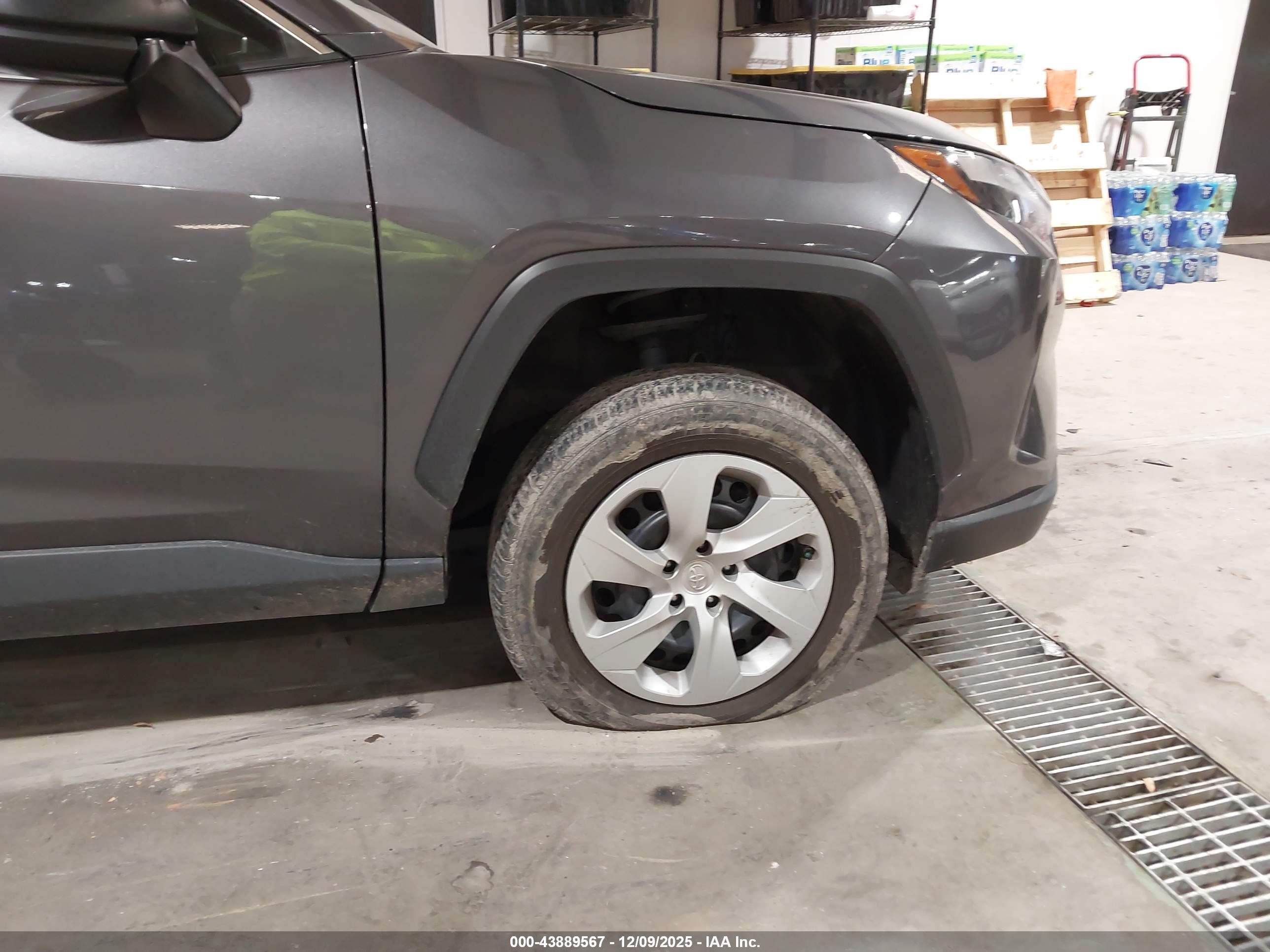 TOYOTA RAV4 image 6