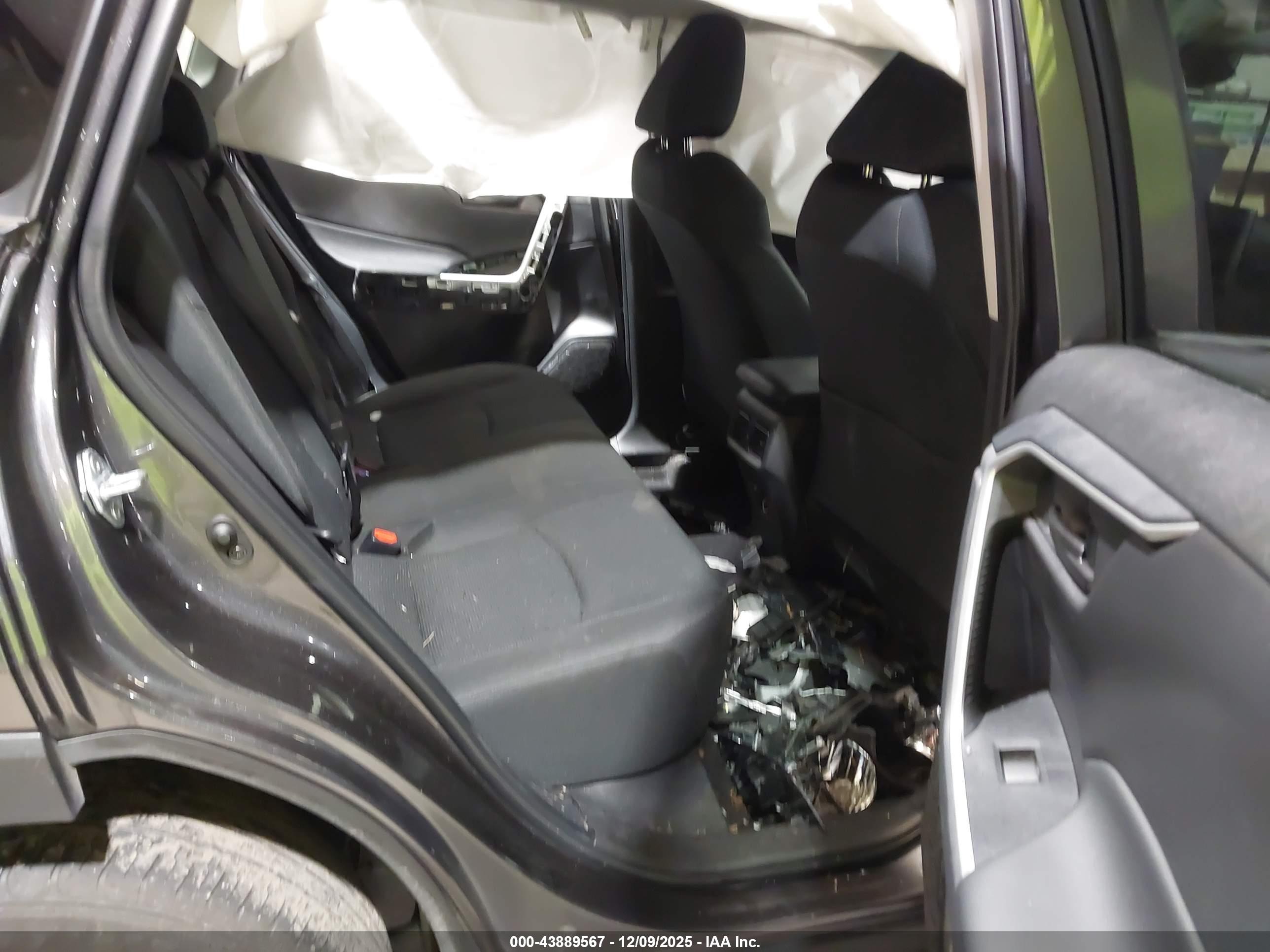 TOYOTA RAV4 image 8