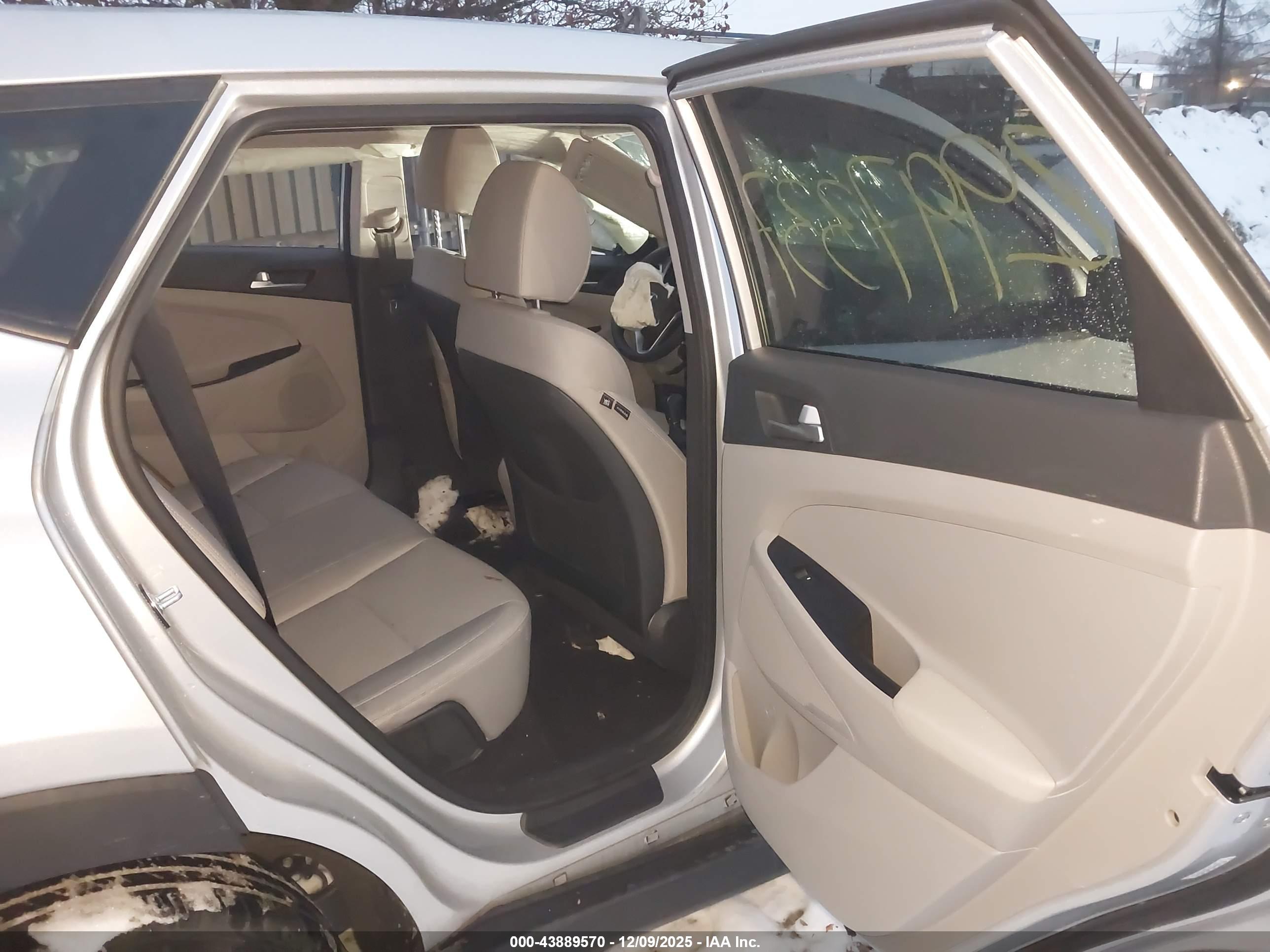 HYUNDAI TUCSON image 8