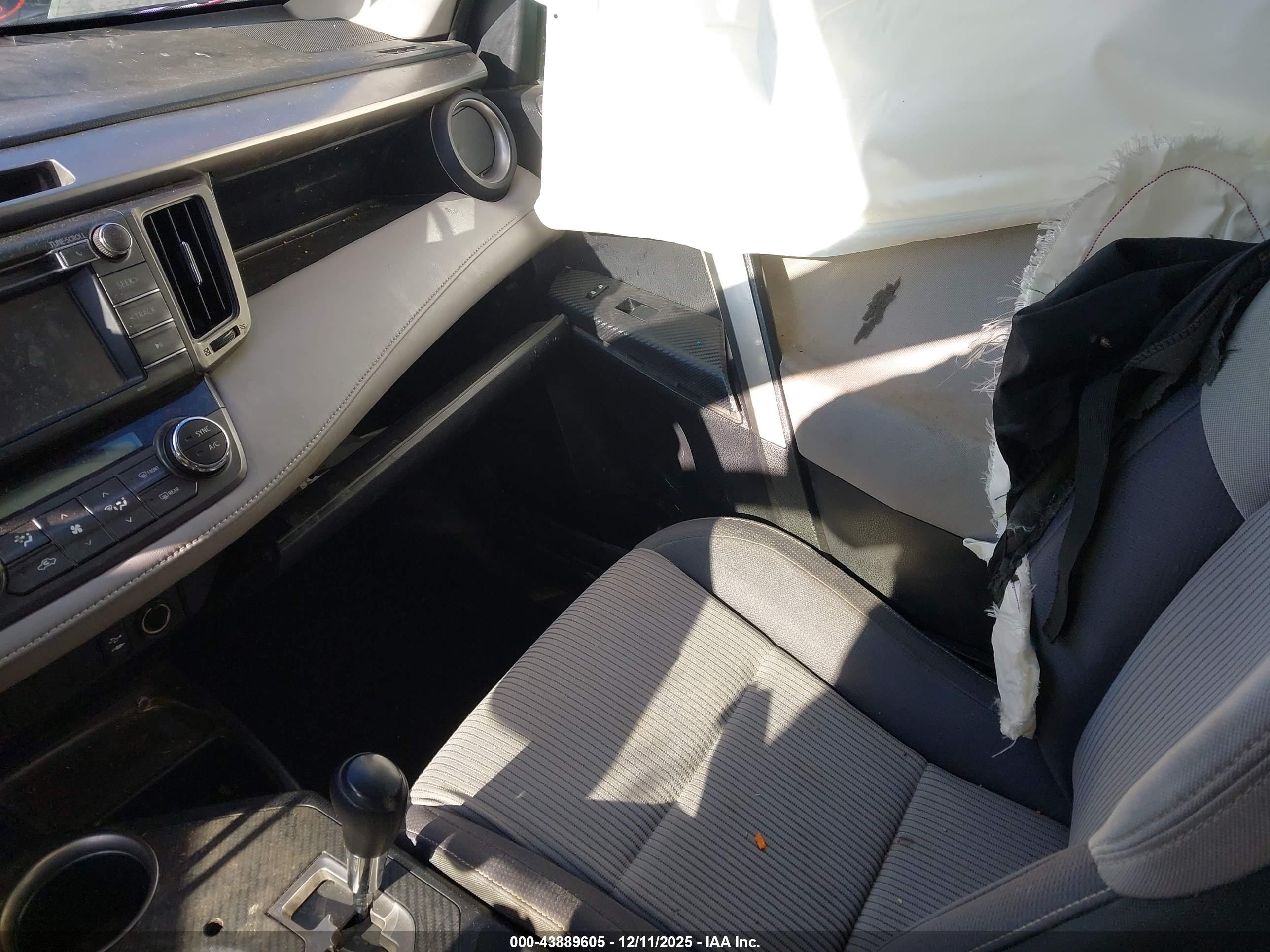 TOYOTA RAV4 image 5