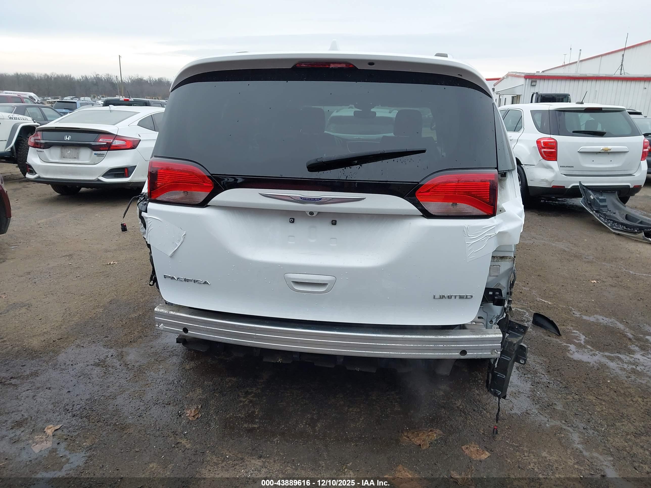CHRYSLER PACIFICA image 6