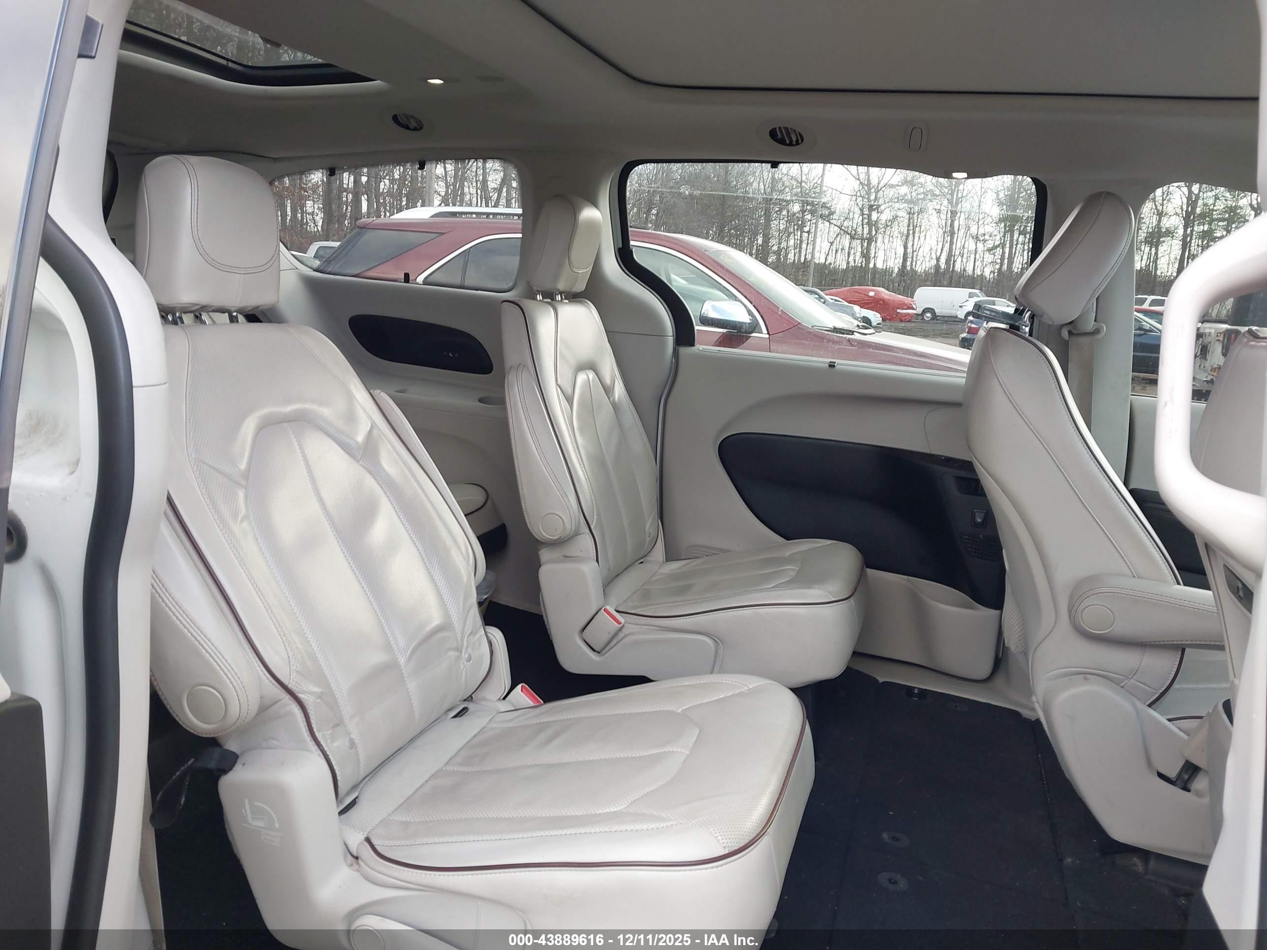 CHRYSLER PACIFICA image 8