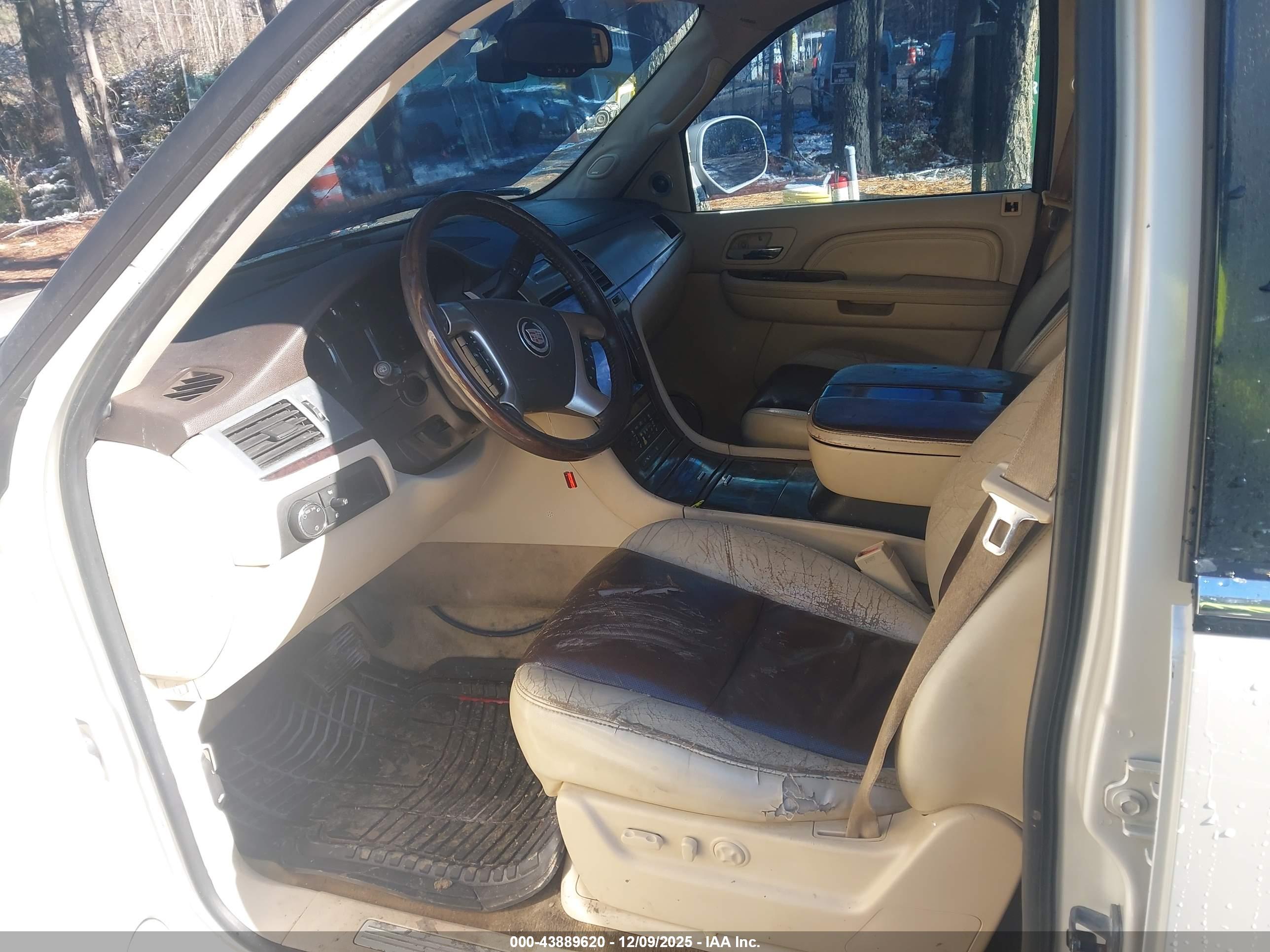 CADILLAC ESCALADE image 5