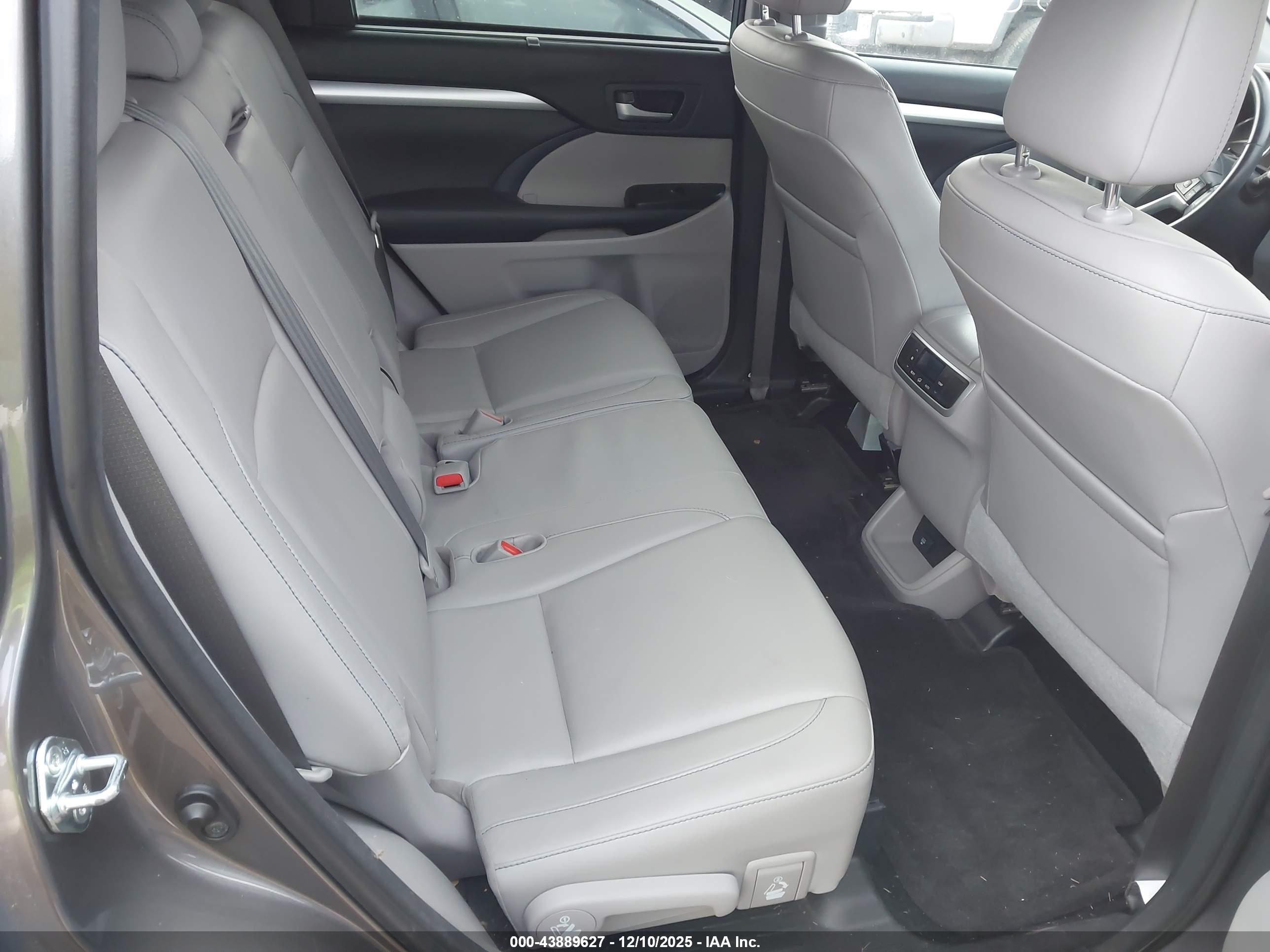 TOYOTA HIGHLANDER image 8