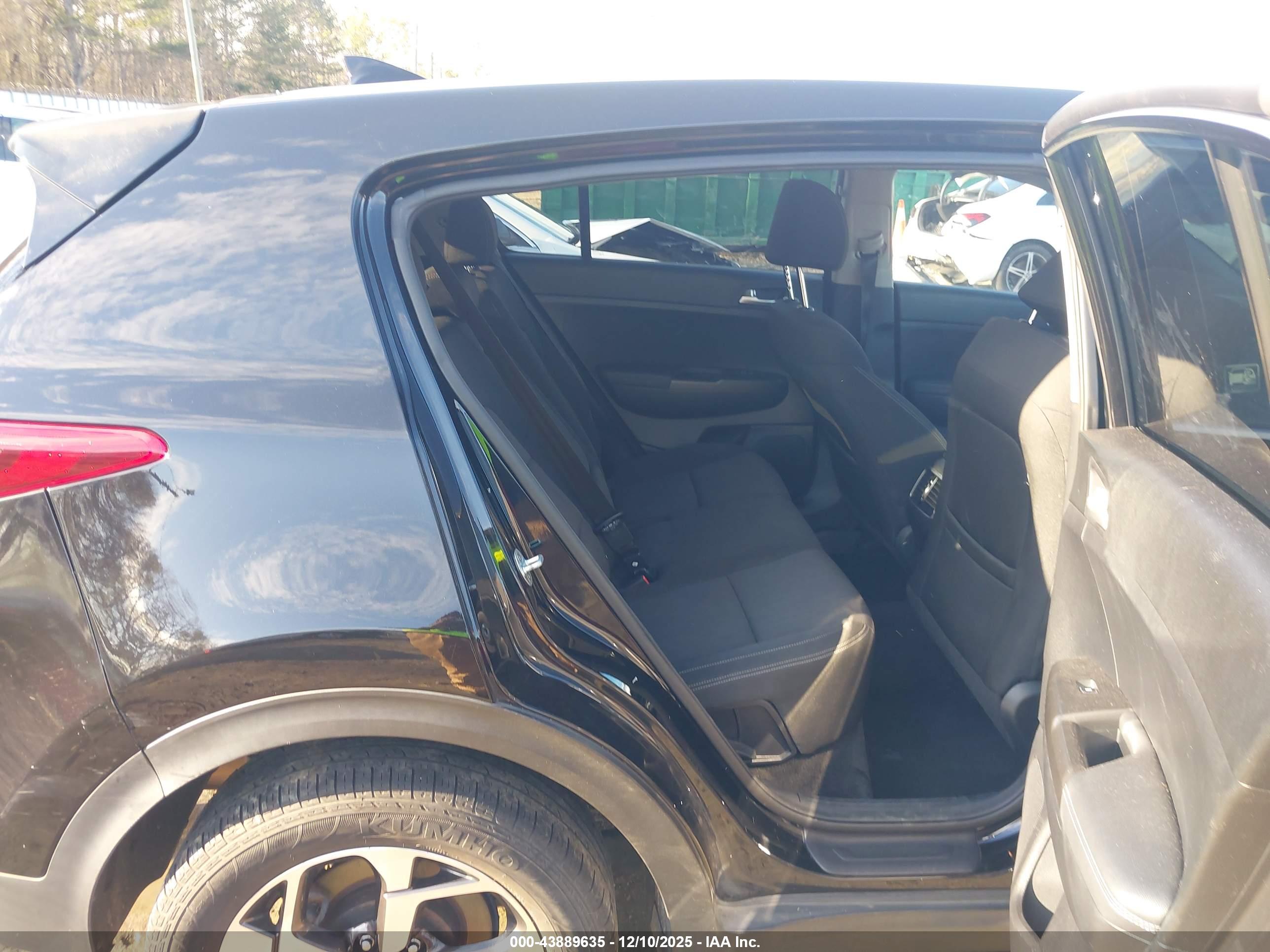 KIA SPORTAGE image 8