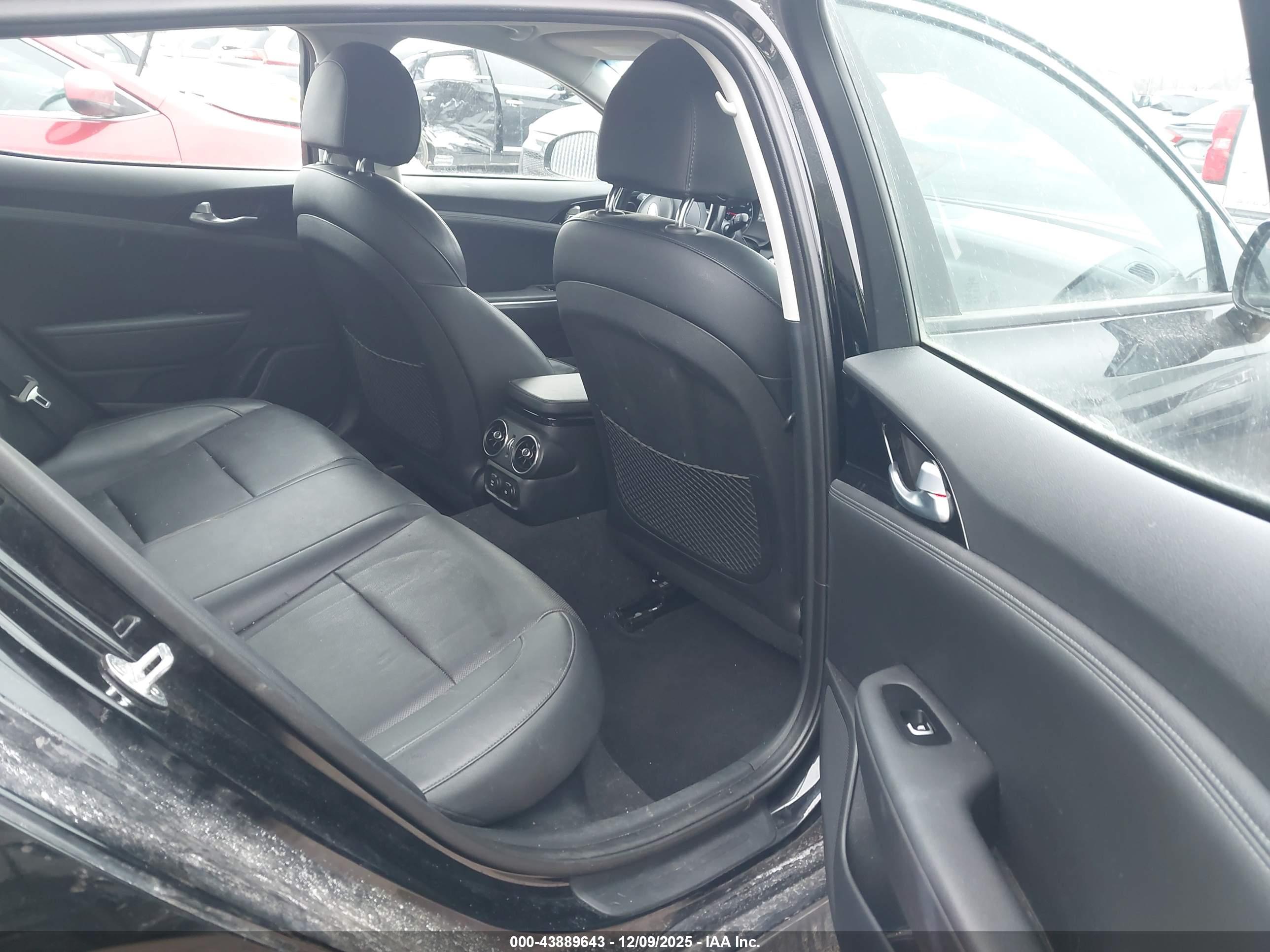 KIA STINGER image 8