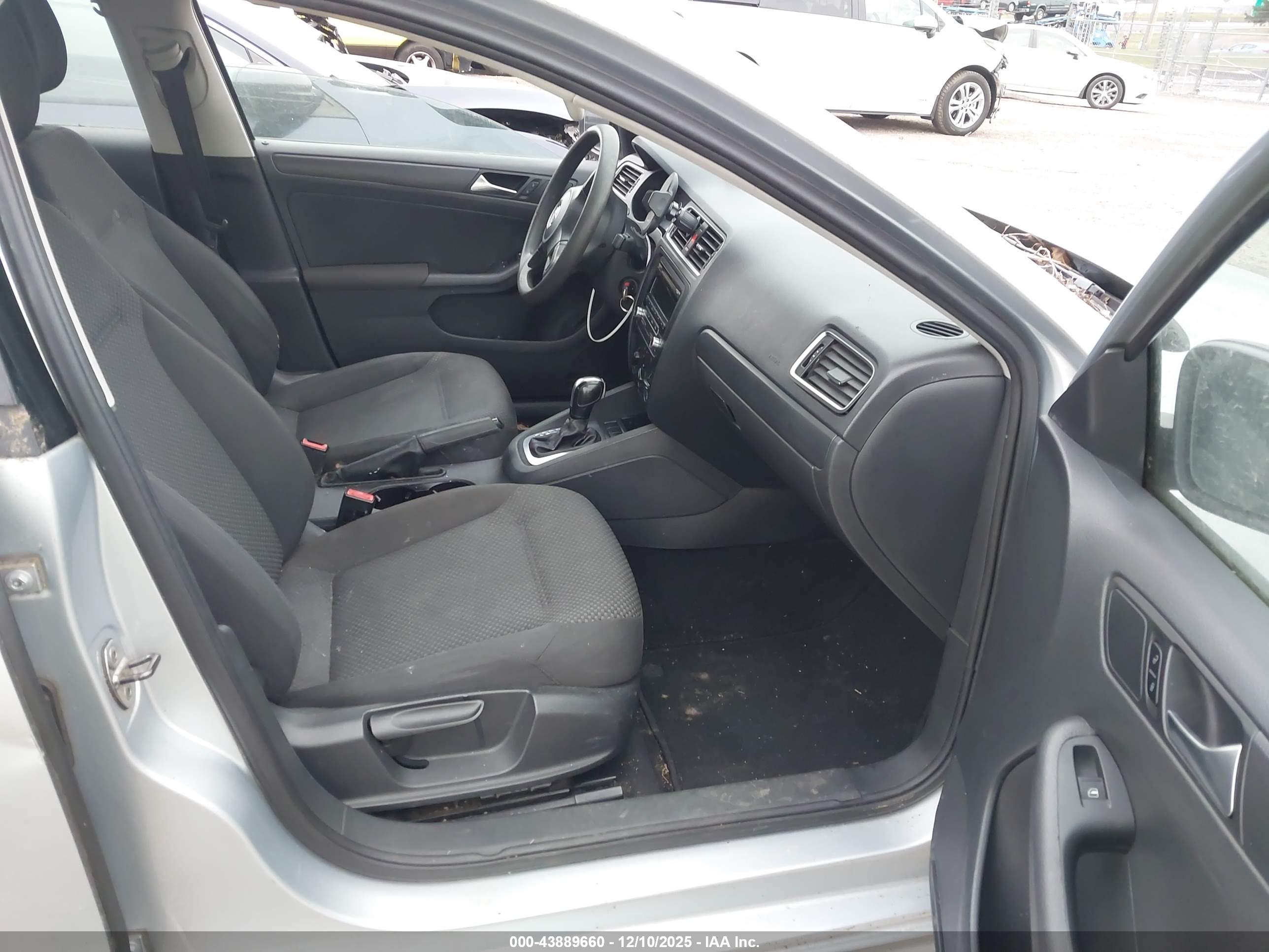 VOLKSWAGEN JETTA image 5