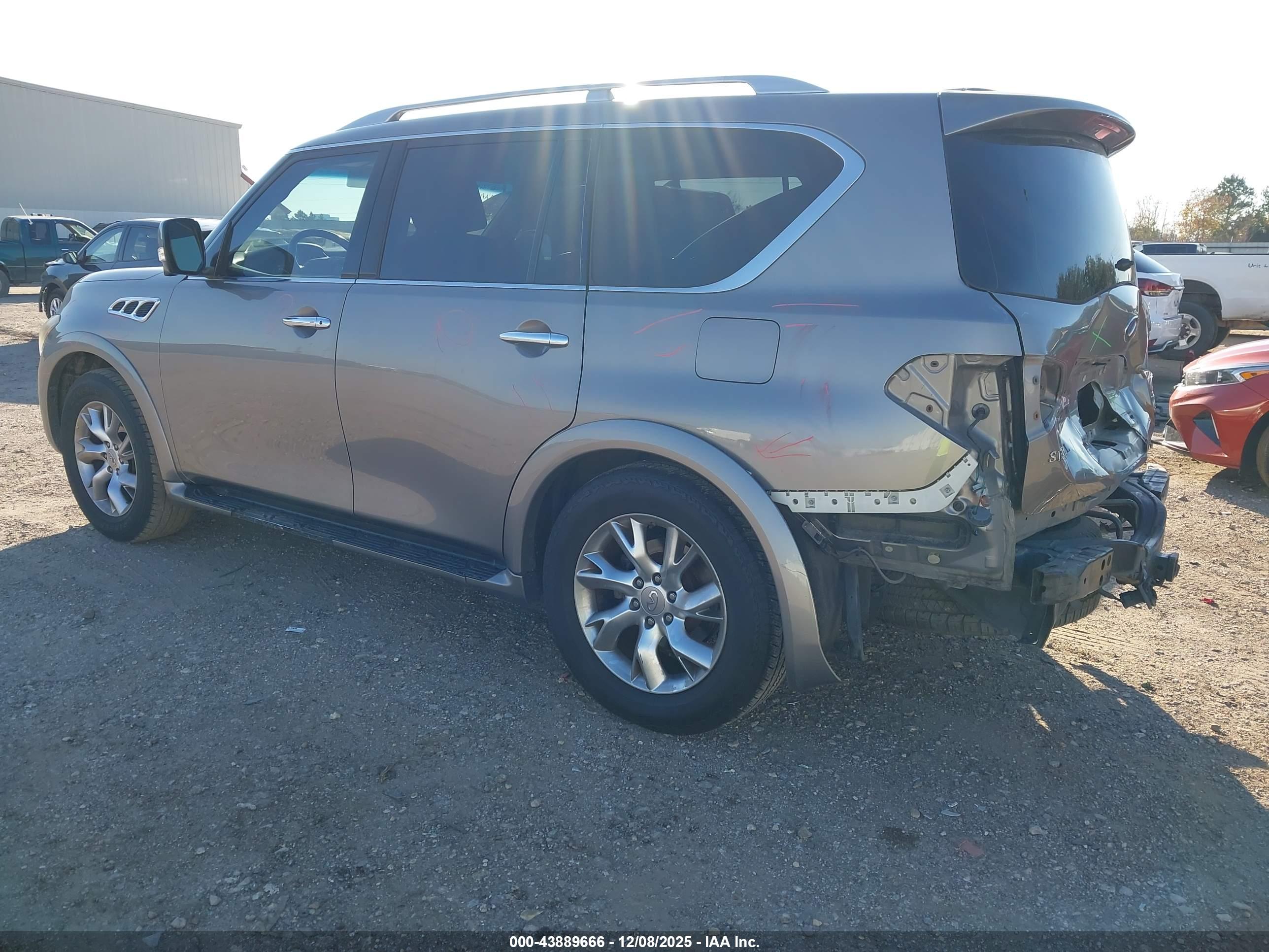 INFINITI QX56 image 3