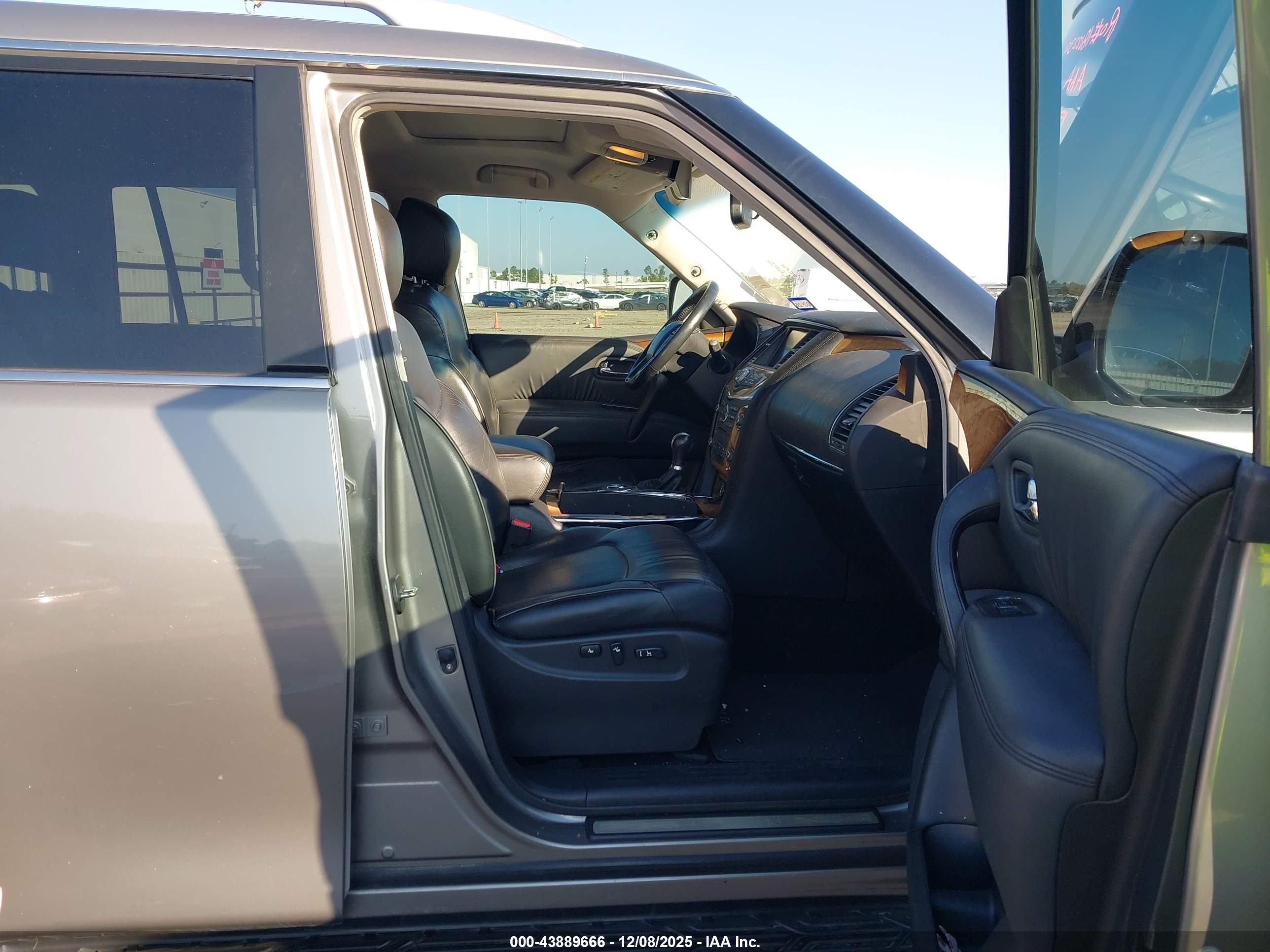 INFINITI QX56 image 5