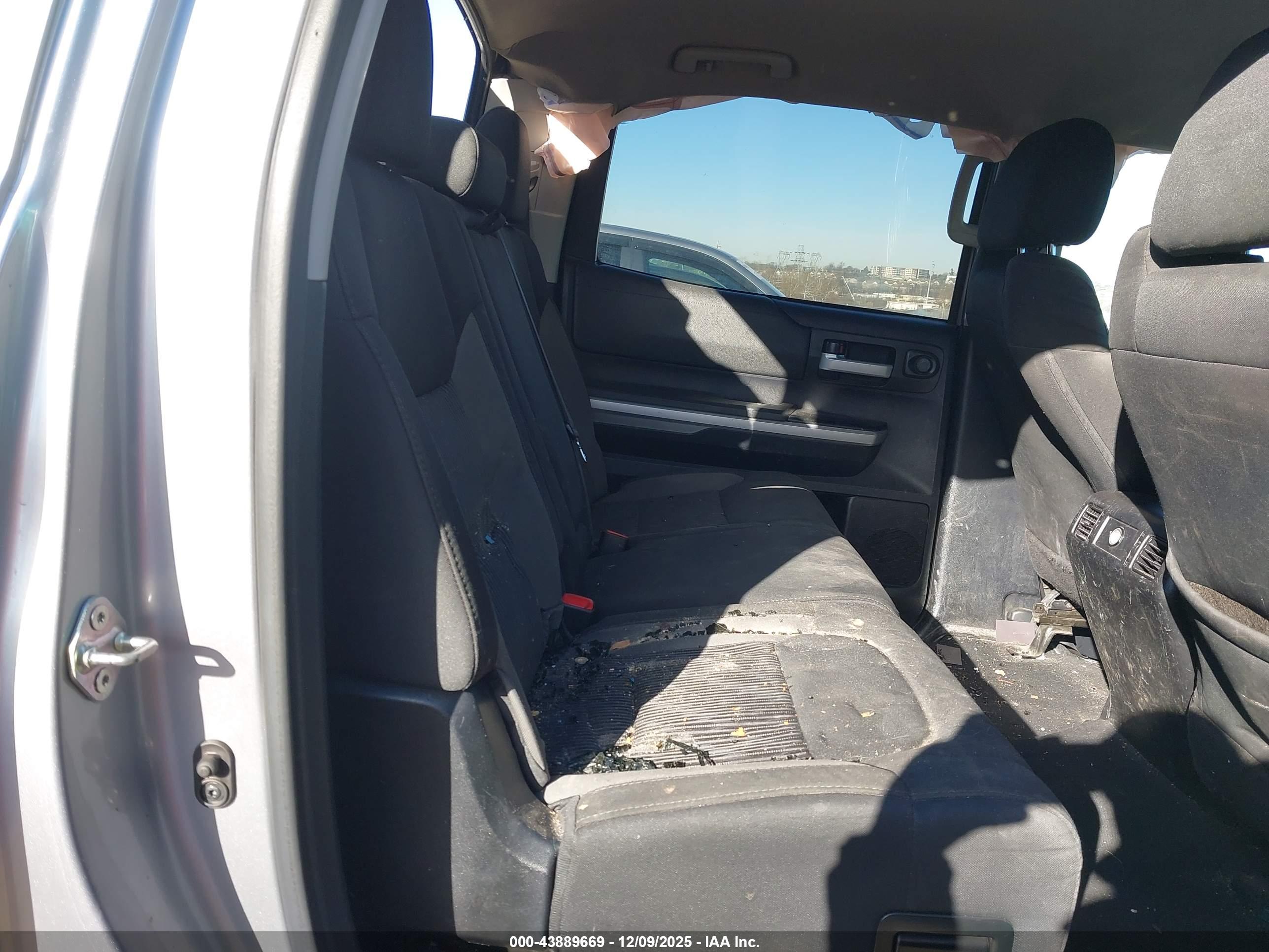 TOYOTA TUNDRA image 8