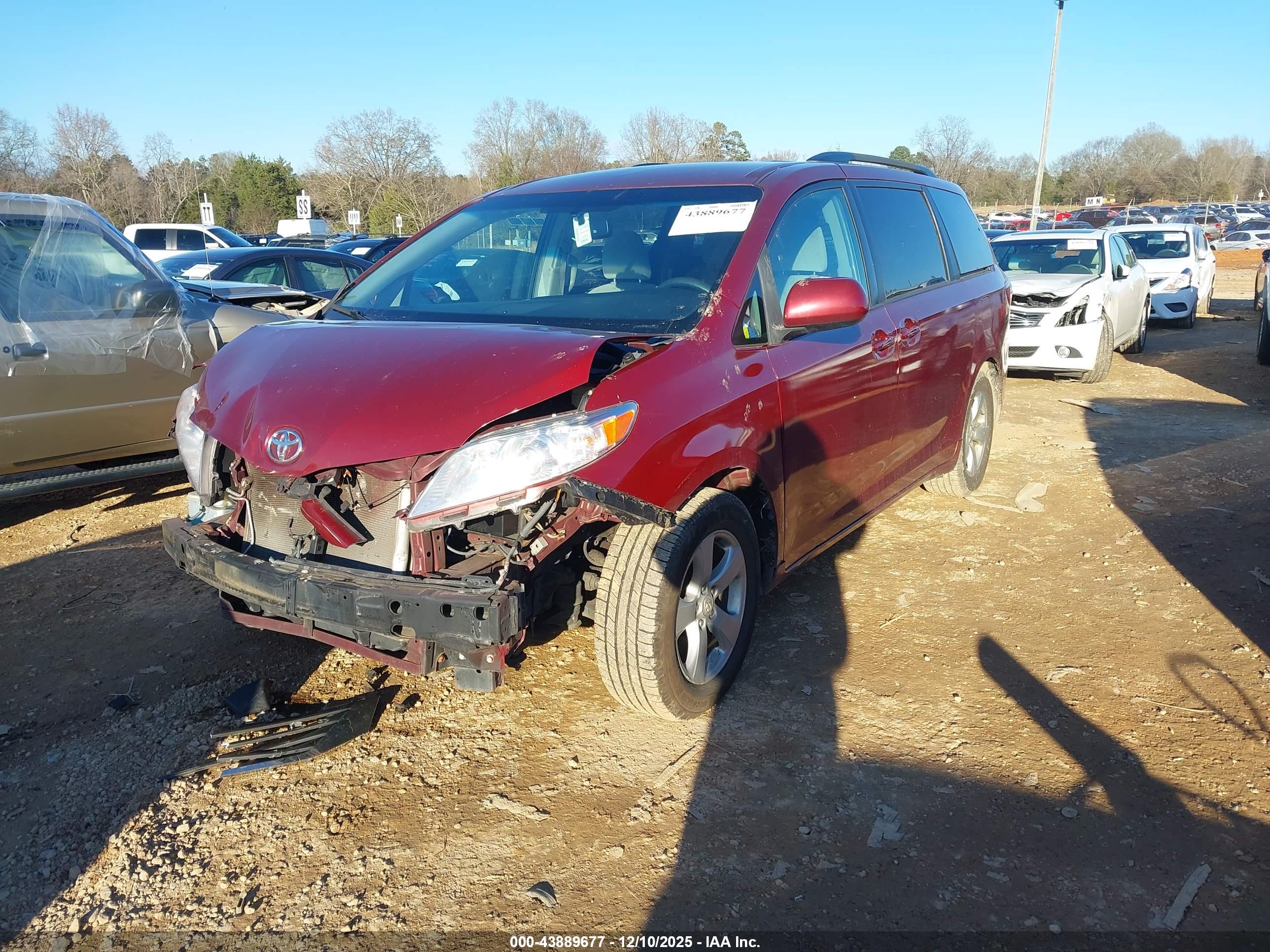 TOYOTA SIENNA image 2