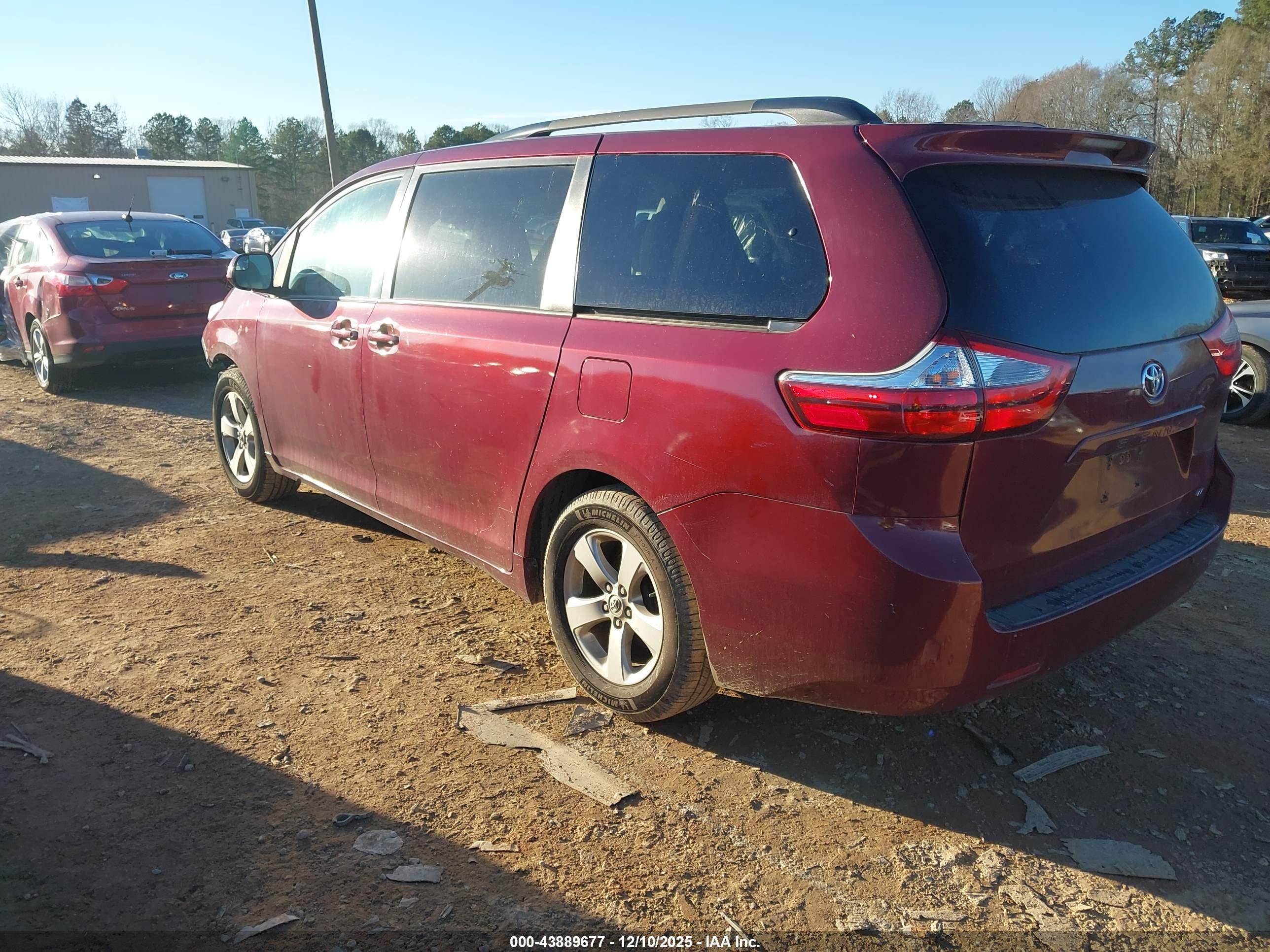 TOYOTA SIENNA image 3