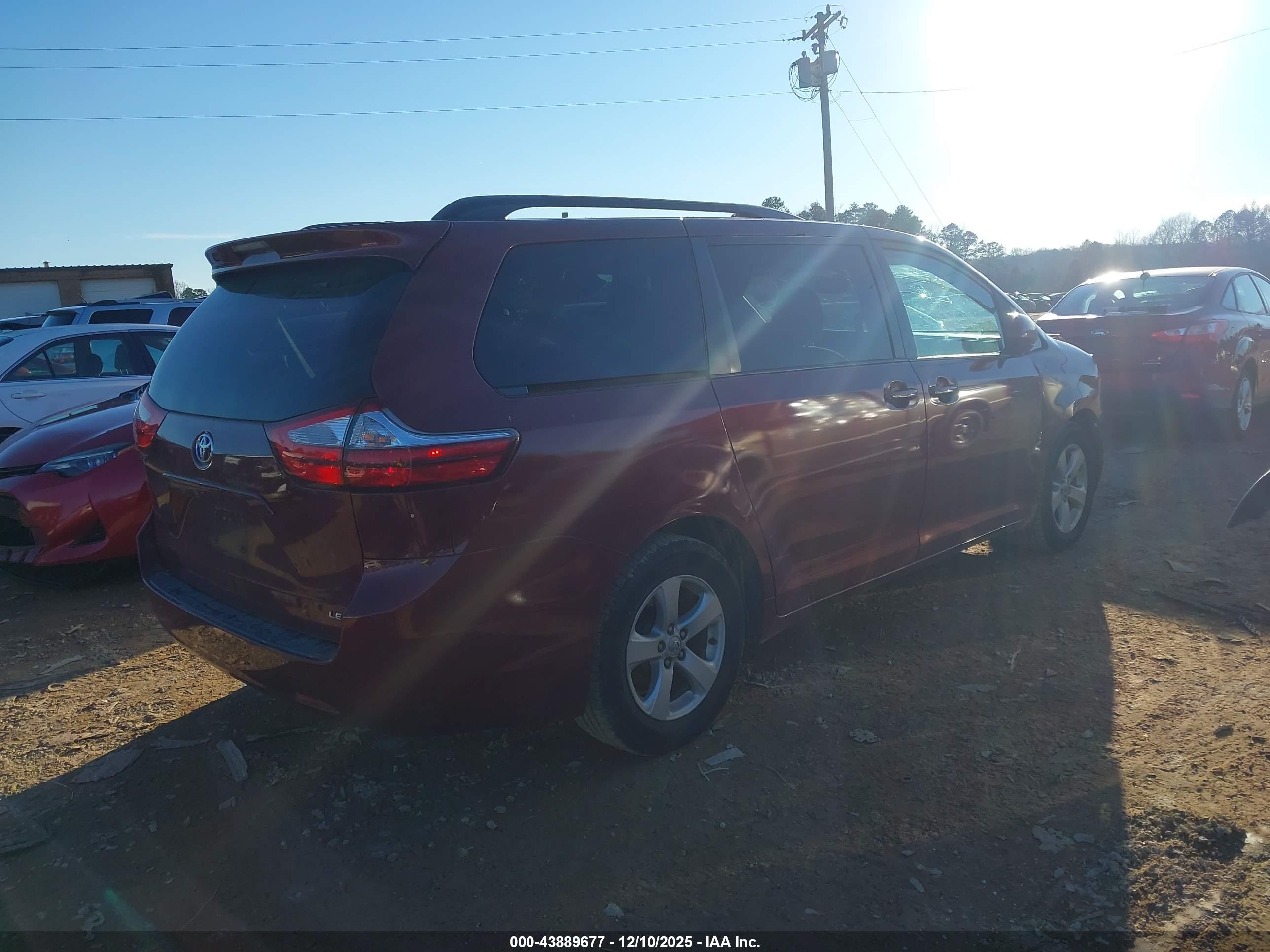 TOYOTA SIENNA image 4