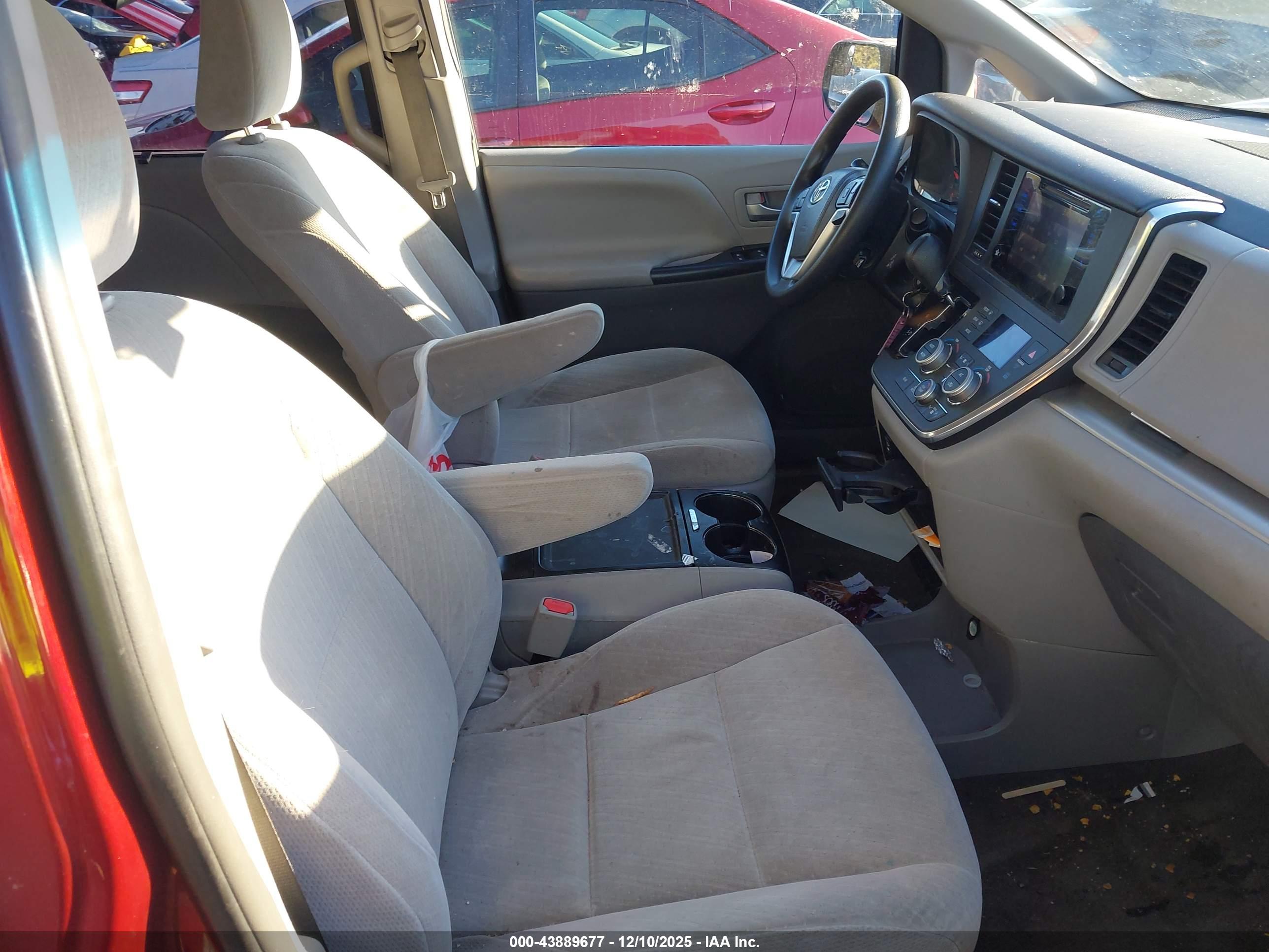 TOYOTA SIENNA image 5